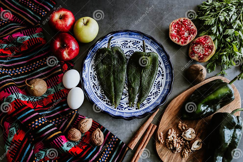 Mexikanische Zutaten Zum Kochen Chiles En Nogada Rezept Mit Poblano ...