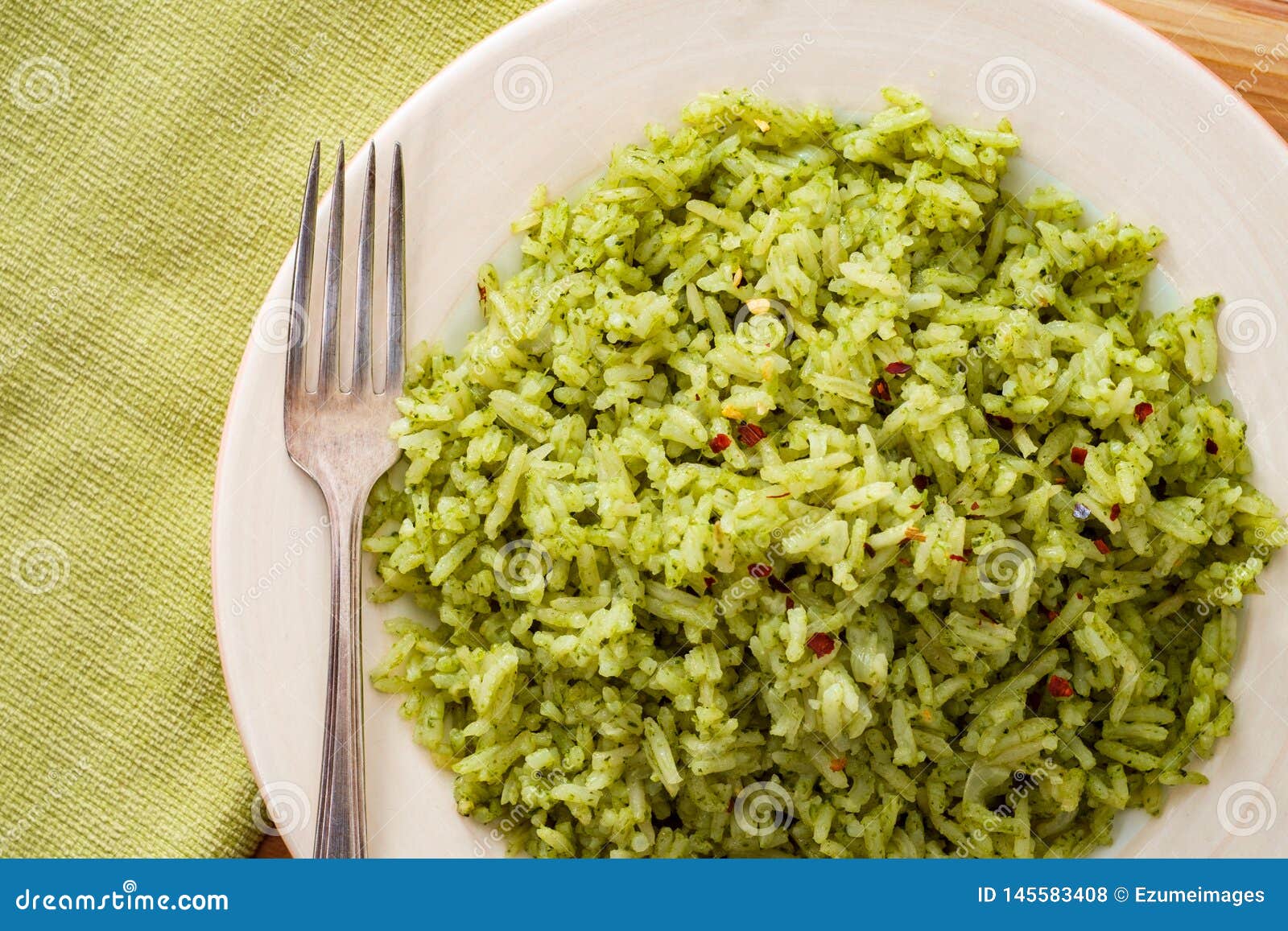 Рис зеленого цвета. Зеленый рис. Мексиканский зеленый рис.. Зеленый рис рецепт. Рис в зеленой коробке.