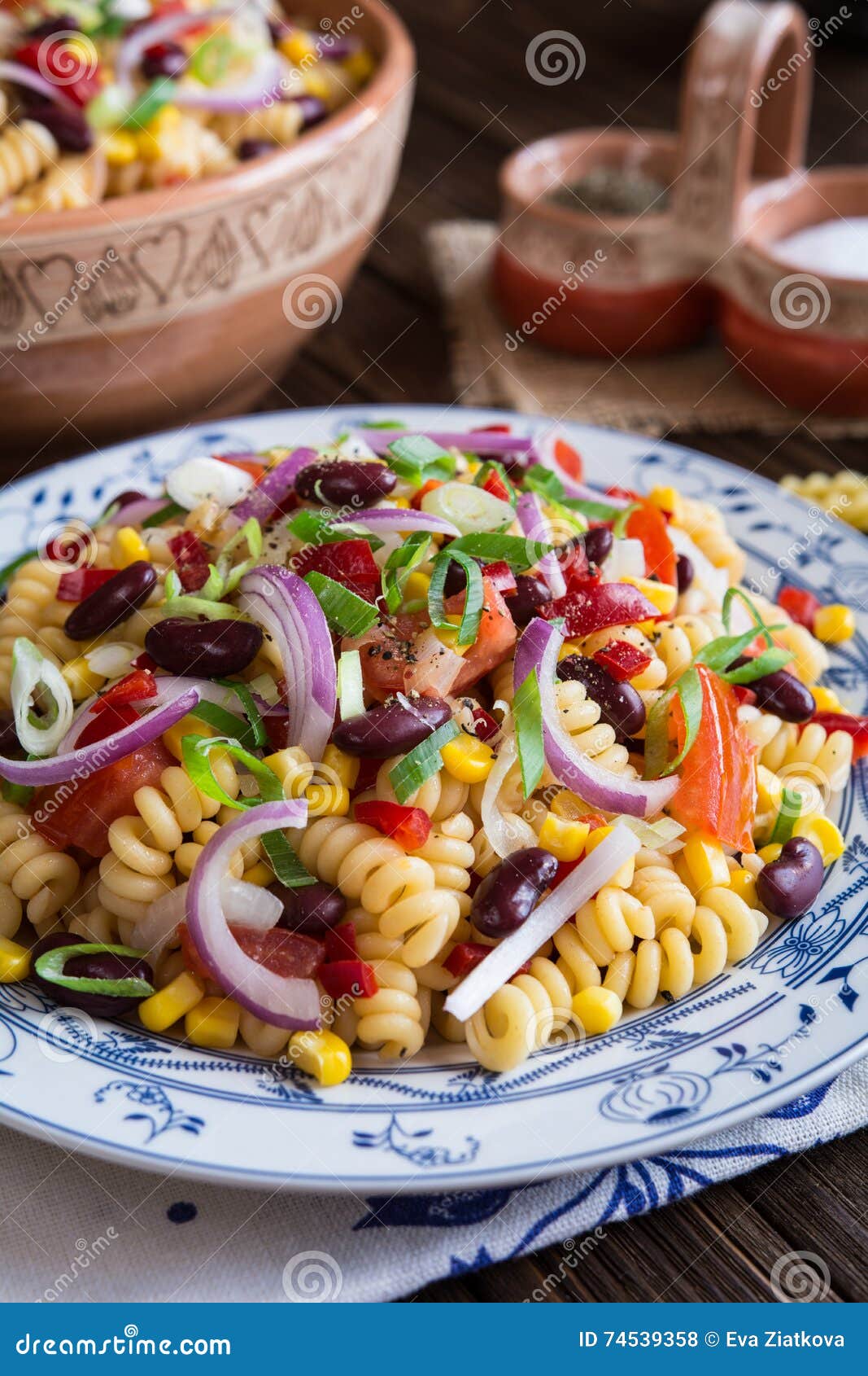 Mexikanischer Nudelsalat Mit Roter Bohne, Mais, Tomate, Zwiebel Und ...