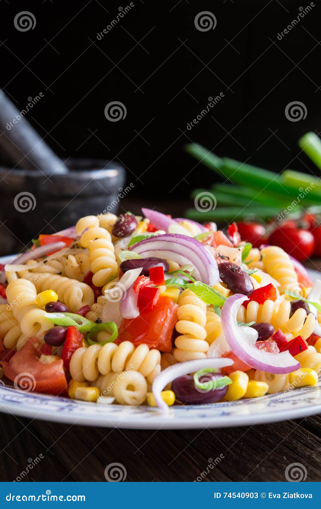 Mexikanischer Nudelsalat Mit Roter Bohne, Mais, Tomate, Zwiebel Und ...