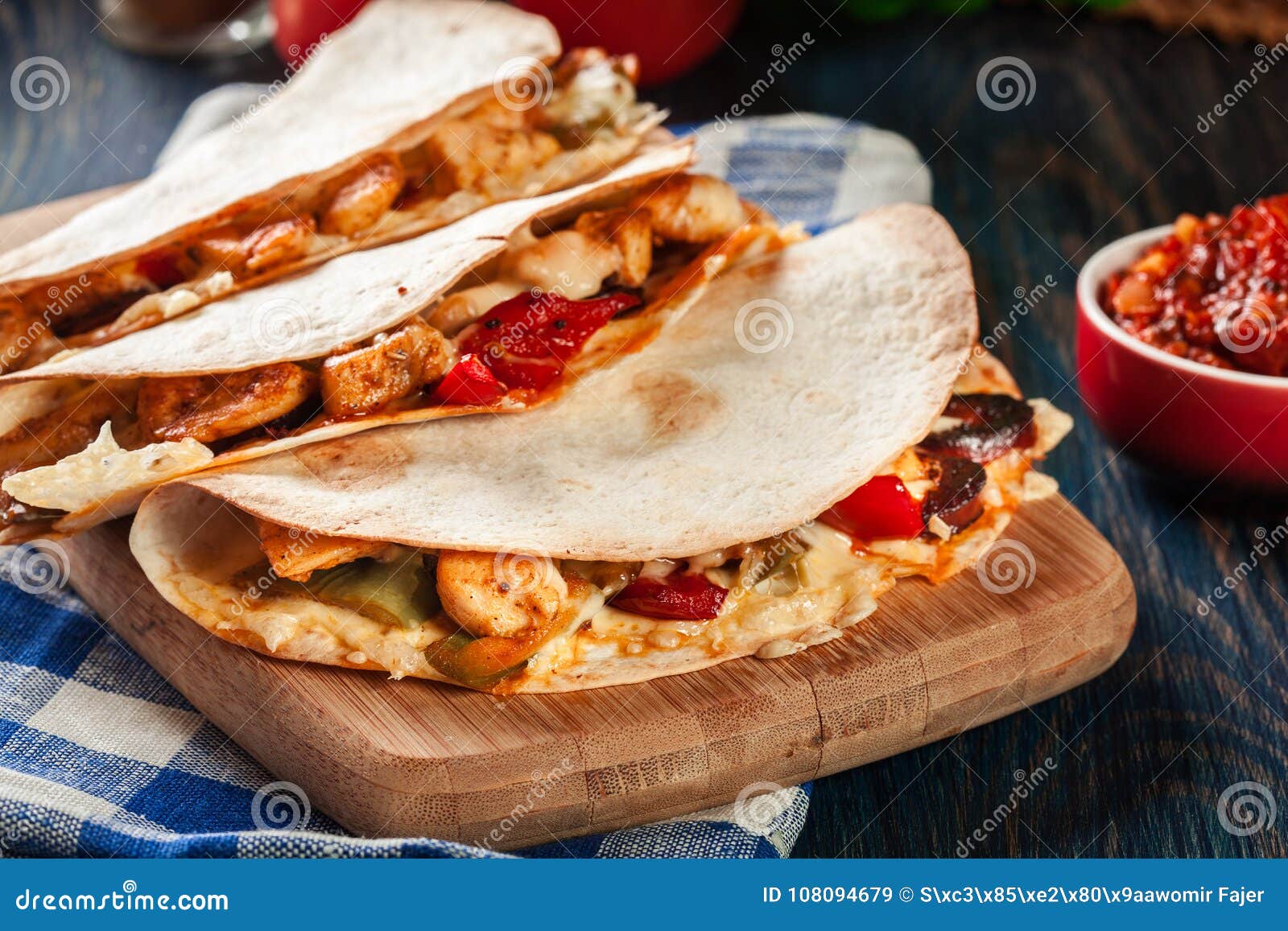 Mexikanischer Quesadilla Mit Huhn, Wurstchorizo Und Rotem Pfeffer ...