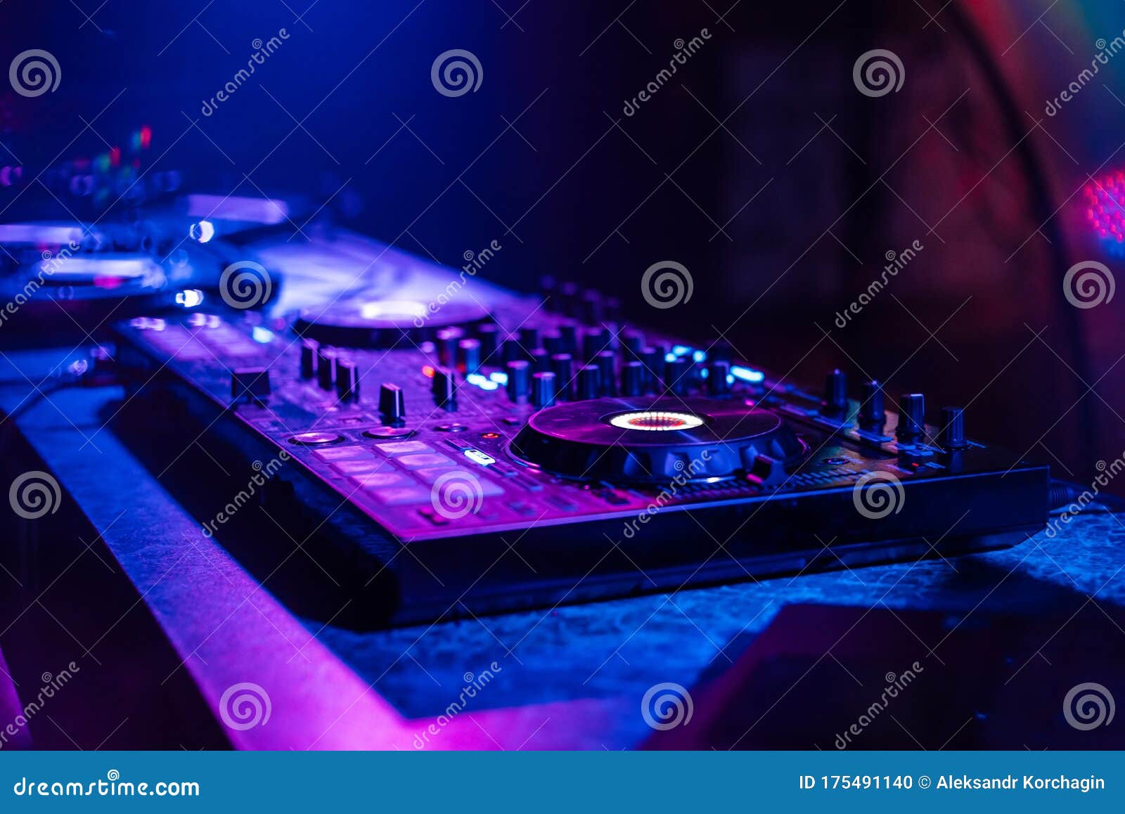 Mesa de mezclas profesional dj mezclador en una discoteca