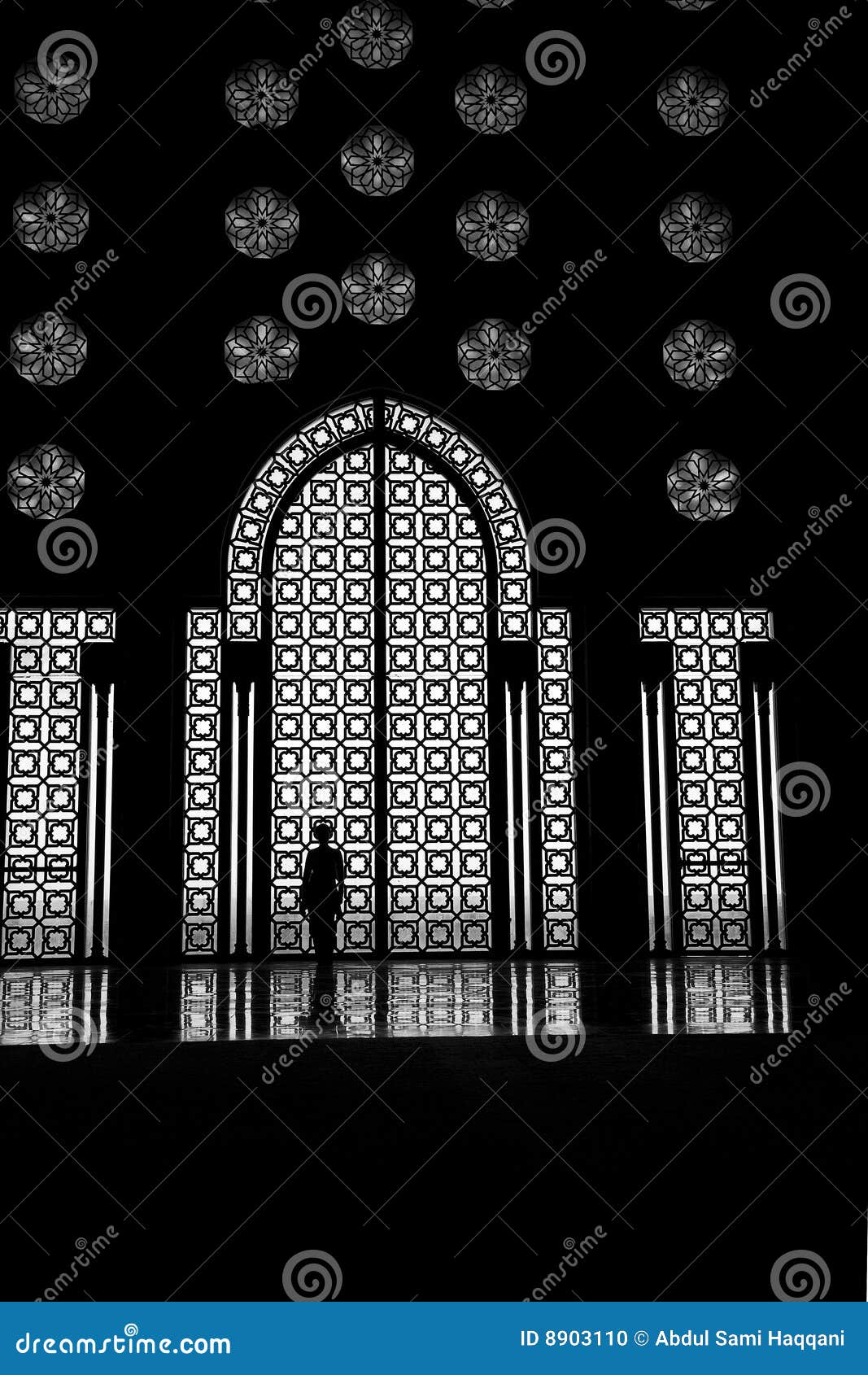 Interior de la mezquita de rey Hassan II en Casablanca, Marruecos. Silueta de la persona que admira una de las puertas.