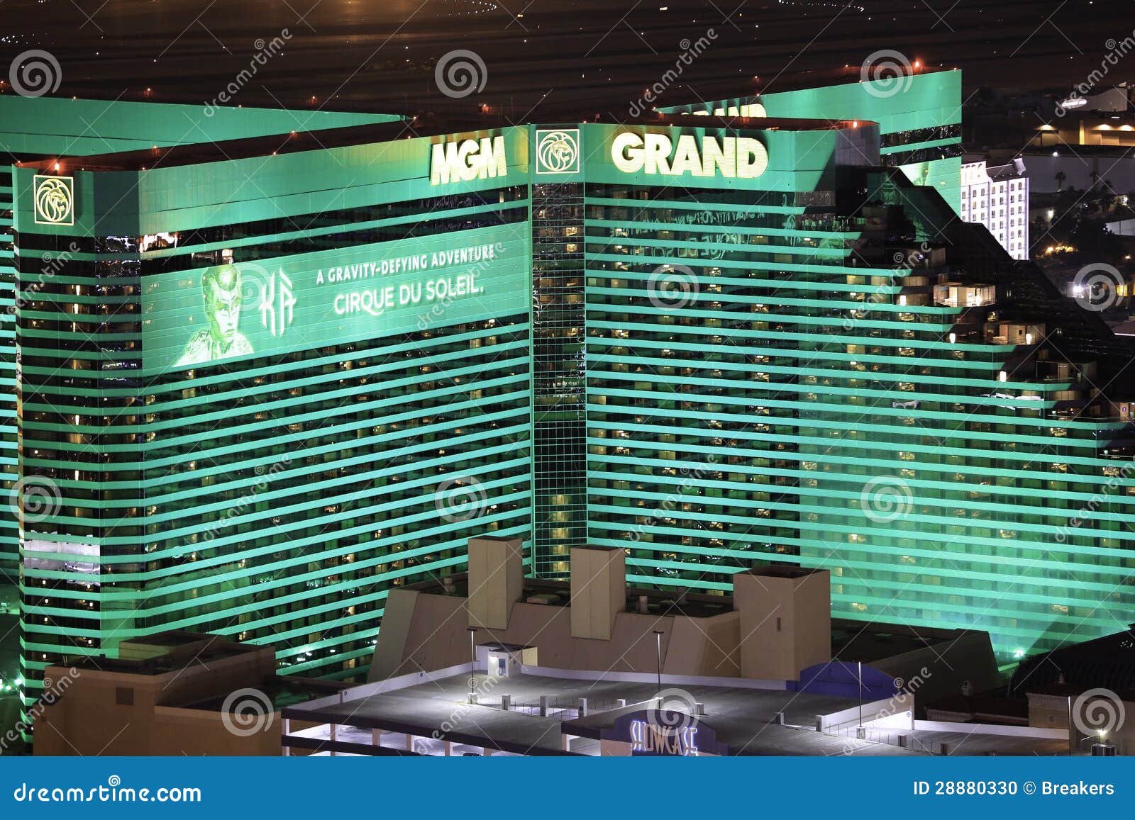 MGM hotel i. MGM Uroczysty Las Vegas jest hotelowym kasynem lokalizować na Las Vegas pasku w raju, Nevada. MGM Uroczysty jest trzeci co do wielkości hotelem w świacie i wielkim hotelowym kurortu kompleksie w Stany Zjednoczone naprzeciw Weneckiego. Gdy ja otwierał w 1993 MGM Uroczysty był wielkim hotelem w świacie. Posiada i działa MGM kurortów zawody międzynarodowe 30 podłogowy główny budynek jest 293 ft wysokimi. (89 m) Własność zawiera basenów, rzek i siklaw które zakrywają 6,6 akra, pięć plenerowych, (2,7 brzęczenia) [3] 380.000 ft sq convention center MGM Uroczysta Ogrodowa arena i Uroczysty zdrój. (35.000 m2) Ja także mieści mnogich sklepy, noc kluby, 19 restauracj i wielkiego kasyno w Clark okręg administracyjny który zajmuje 171.500 sq ft, (15.930 m2). Lokalizować na Tropicana - Las Vegas bulwaru skrzyżowanie, pedestrians no pozwolą krzyżować przy ulica poziomem. Zamiast MGM Uroczysty łączy zasięrzutnymi zwyczajnymi mostami swój okoliczni kasyna: _ the południe przez Tropicana Aleja, the Tropicana, i the zachód przez the Pasek, the Nowy Jork-Nowy Jork.