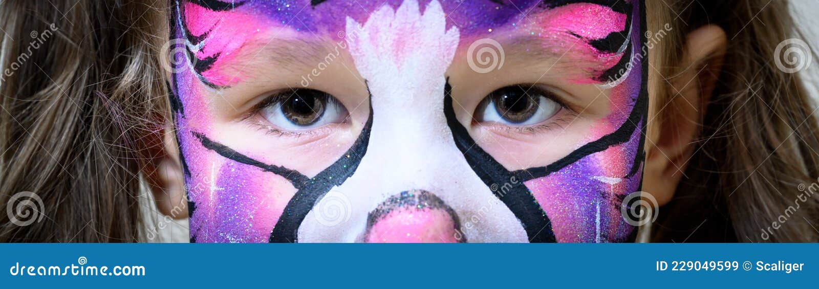 Criança Com Pintura Facial De Gatinha Bonitinha Com Máscara