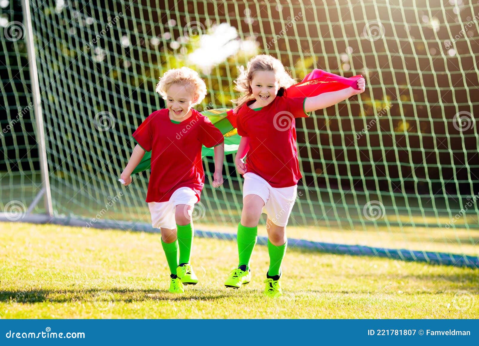 Crianças Jogam Jogo De Futebol. Crianças Em Duas Equipes Chutando