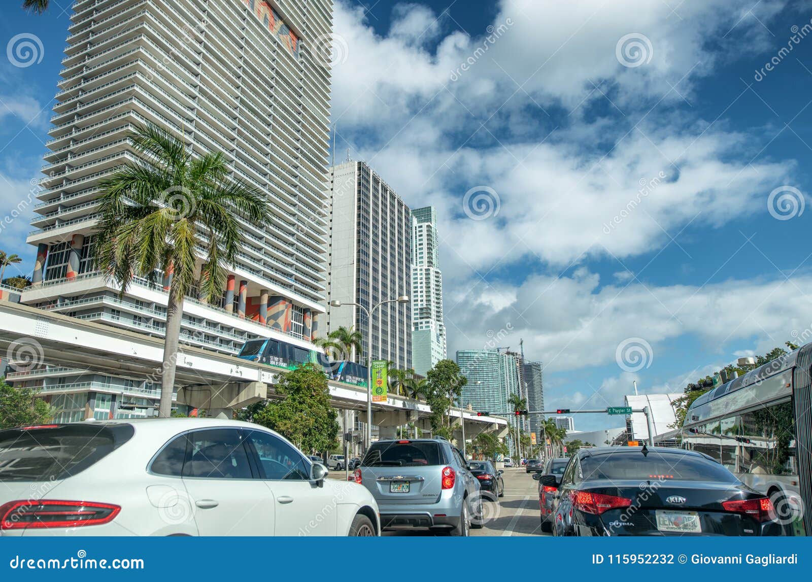 MIAMI FL, MARZEC, - 27, 2018: Ruch drogowy w śródmieściu na pięknym dniu Miami przyciąga 20 milion turystów dorocznie