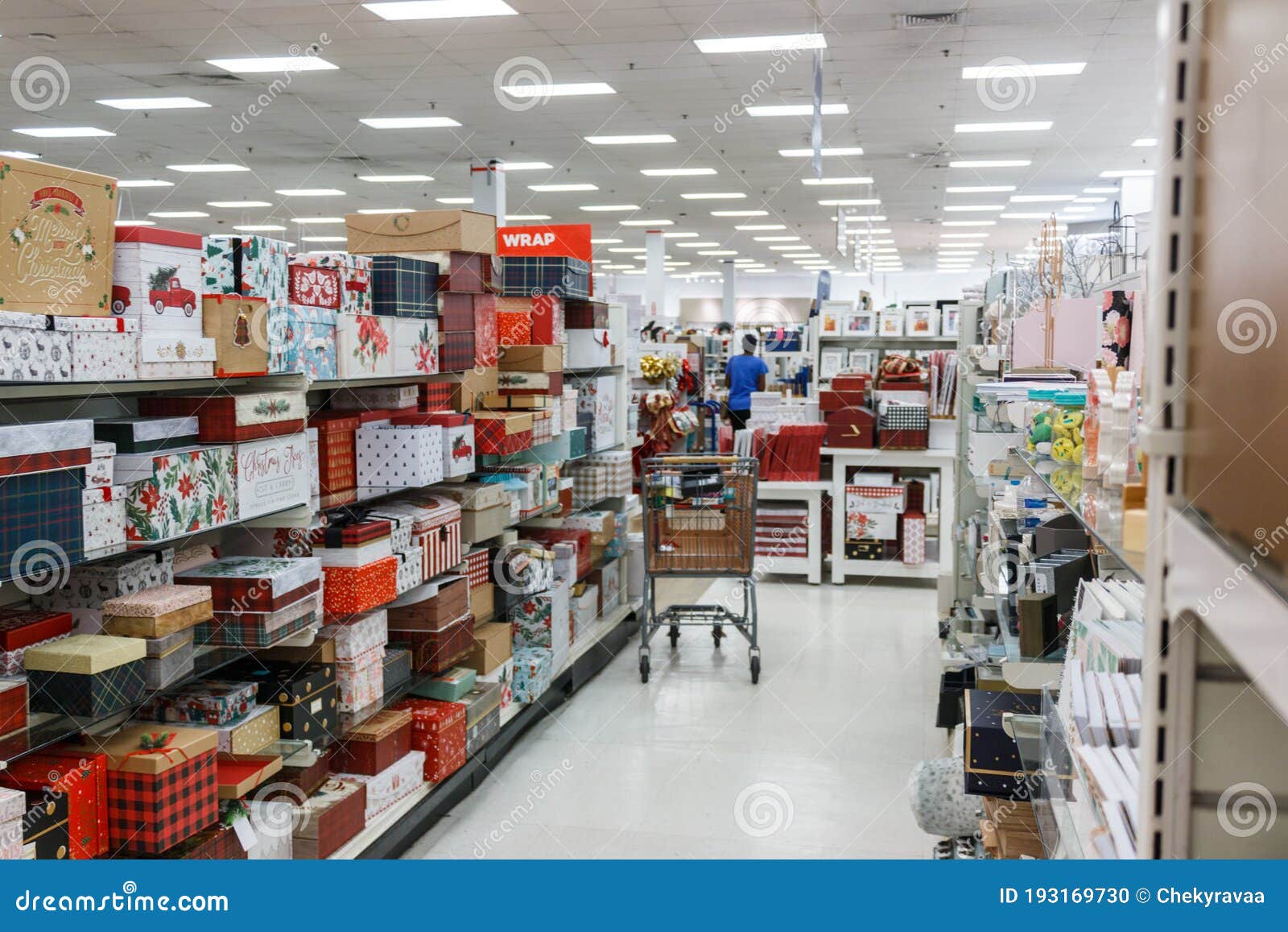 Miami Floridausa 12022019 : Walmart Decorado Para O Natal. Mercadorias Para  Decoração De Ano Novo. Linhas Com Produtos Fotografia Editorial - Imagem de  decorado, alimento: 193169757