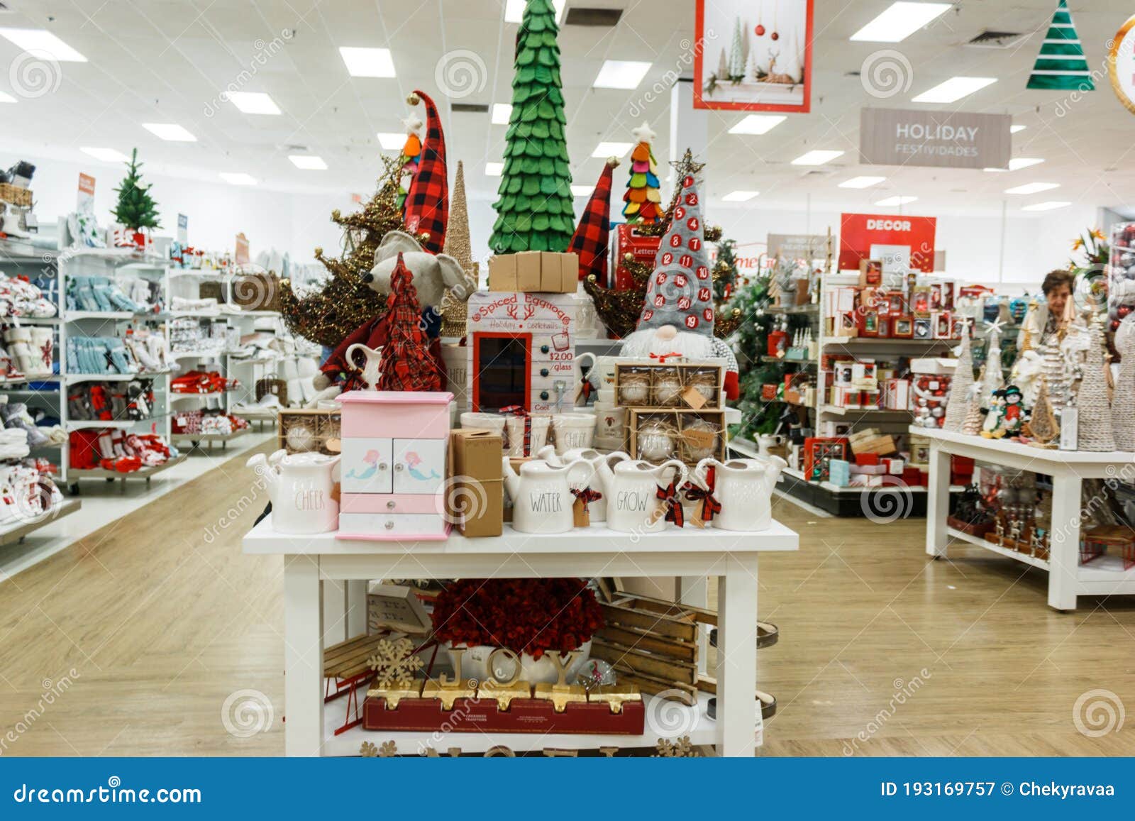 Miami Floridausa 12022019 : Walmart Decorado Para O Natal. Mercadorias Para  Decoração De Ano Novo. Linhas Com Produtos Fotografia Editorial - Imagem de  decorado, alimento: 193169757