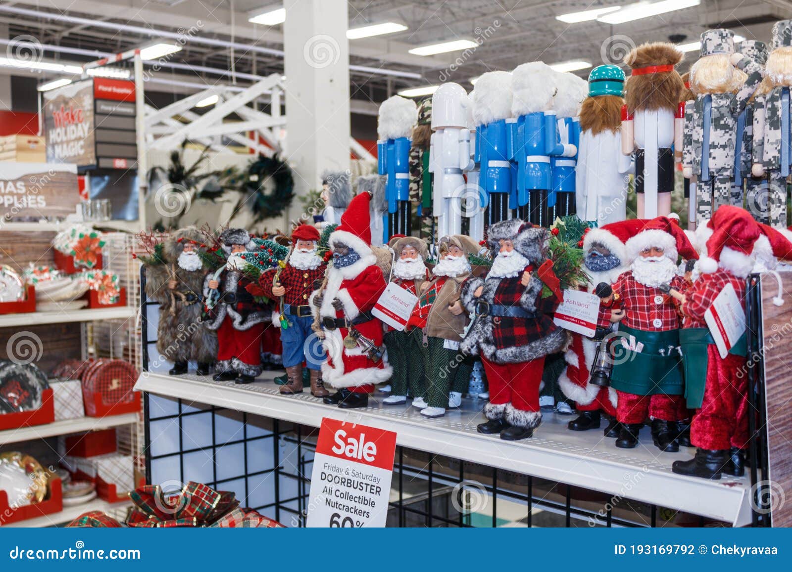 Miami Floridausa 12022019 : Walmart Decorado Para O Natal. Mercadorias Para  Decoração De Ano Novo. Linhas Com Produtos Fotografia Editorial - Imagem de  decorado, alimento: 193169757