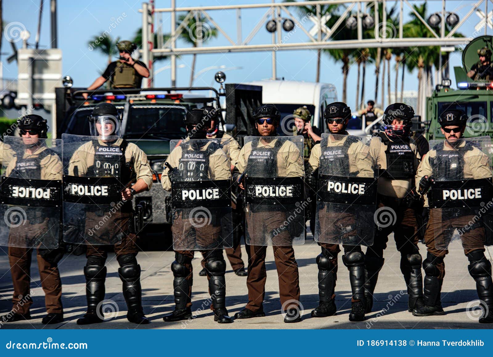 Miami Naar Het Centrum Van De Verenigde Staten 31 Mei 2020 : Amerikaanse Politie. Bescherming En Veiligheid Van Politieambtenaren. Redactionele Foto - Image of moedig, 186914138