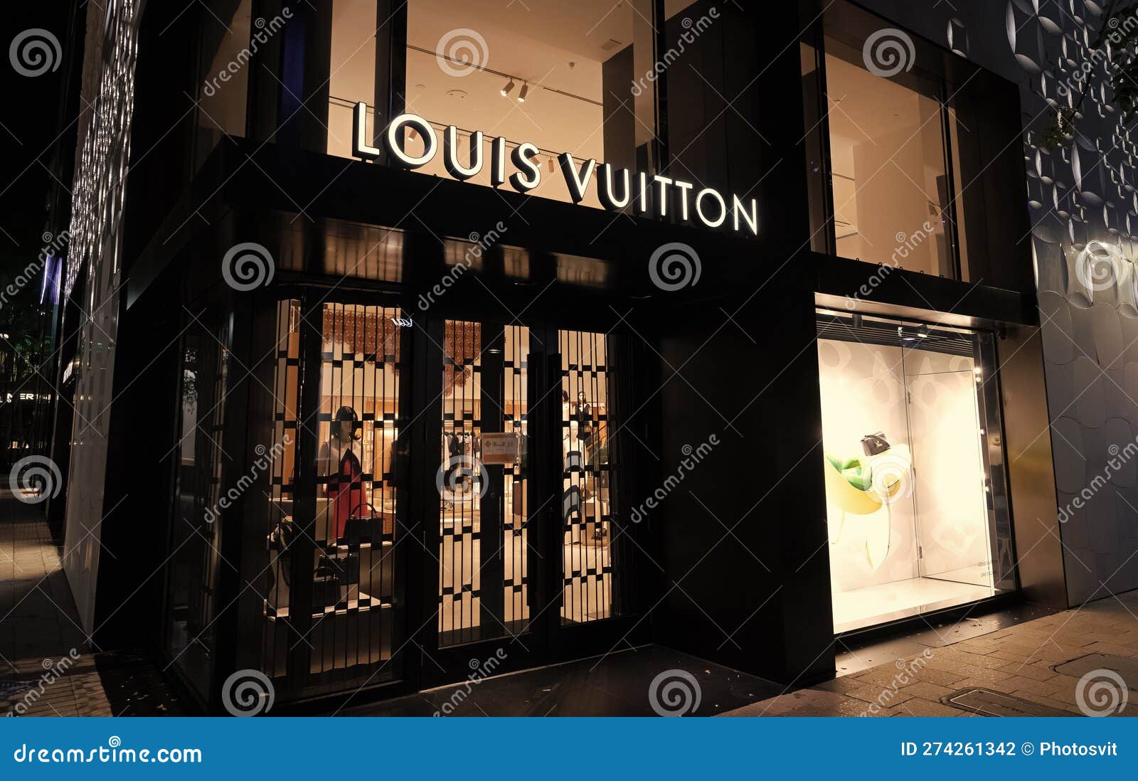 Miami Usa Marzo 20 2021 : El Nombre De Louis Vuitton Se Ilumina Frente a  Una Tienda En El Distrito De Diseño En Florida Fotografía editorial -  Imagen de departamento, minorista: 274261342