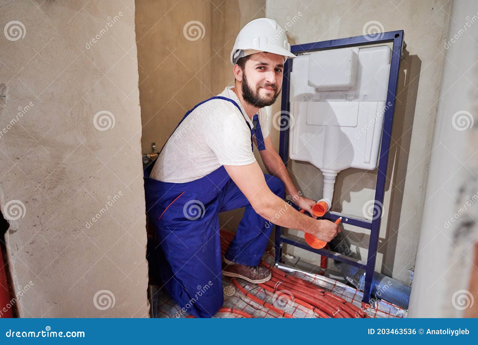 Mich Klempner, Der Wallhung Toilettensystem in Bad Installiert Werden..  Stockfoto - Bild von klempnerarbeit, gesamte: 203463536