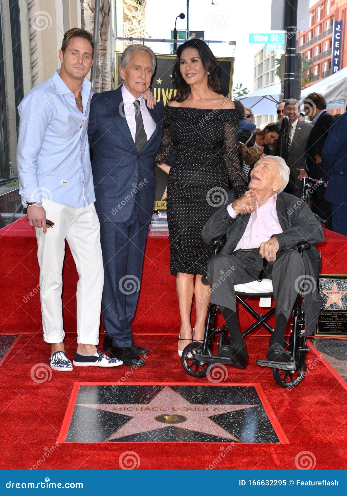 Michael Douglas Kirk Douglas Catherine Zeta Jones Cameron Douglas Editorial Image Image Of Personality Style 166632295