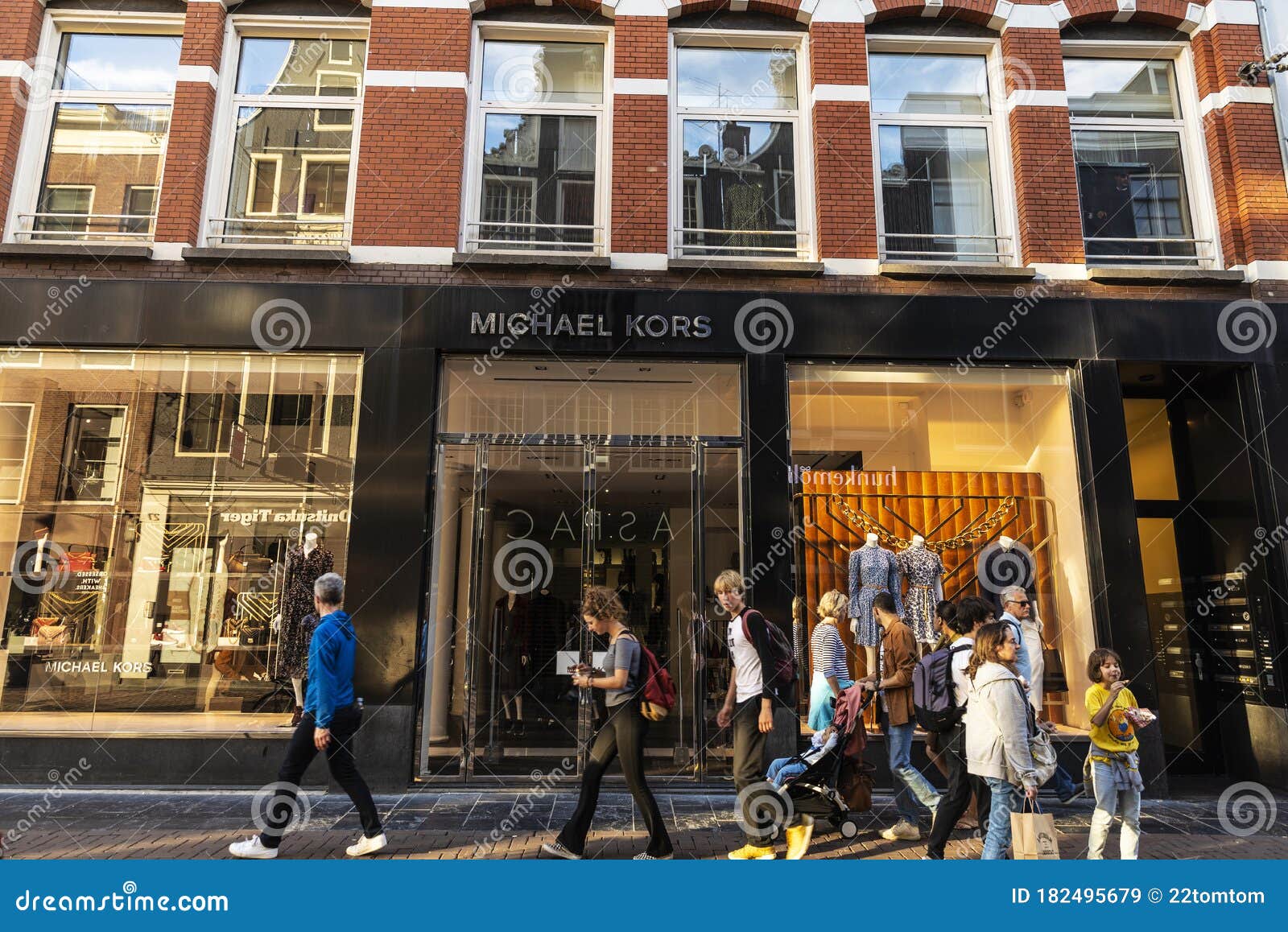 Nodig hebben Droogte Gebakjes Michael Kors - Kledingwinkel in Amsterdam Nederland Redactionele Stock  Afbeelding - Image of winkel, mensen: 182495679
