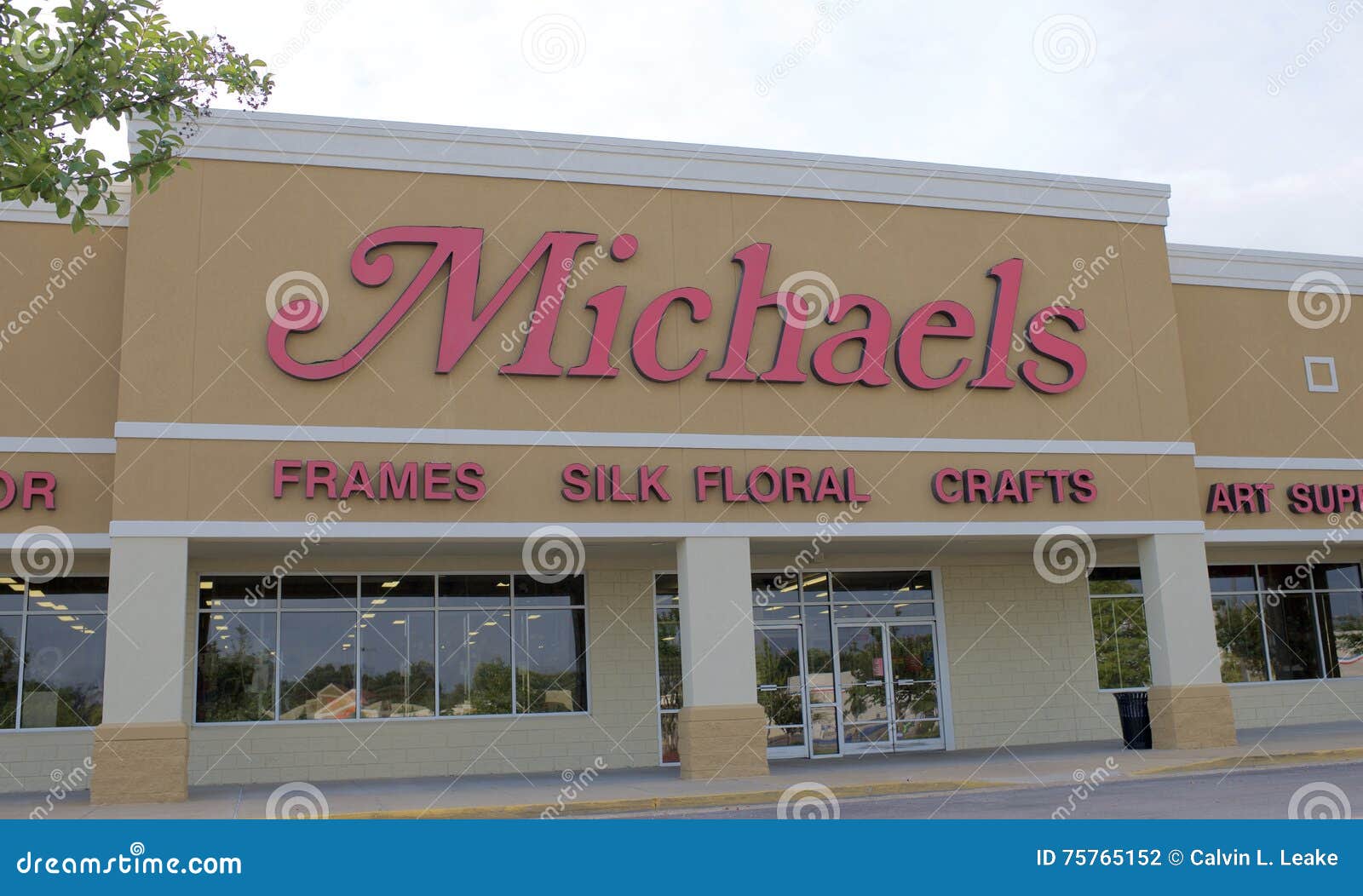 Michaels arts and crafts store hi-res stock photography and images