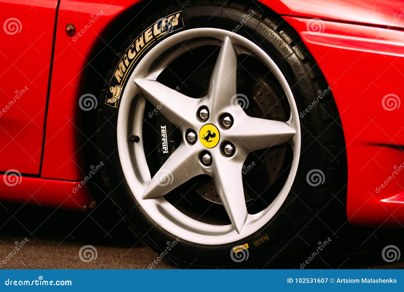 Michelin Logo Auf Einem Reifen Gomel Weissrussland Redaktionelles Stockfotografie Bild Von Farbe Outdoor