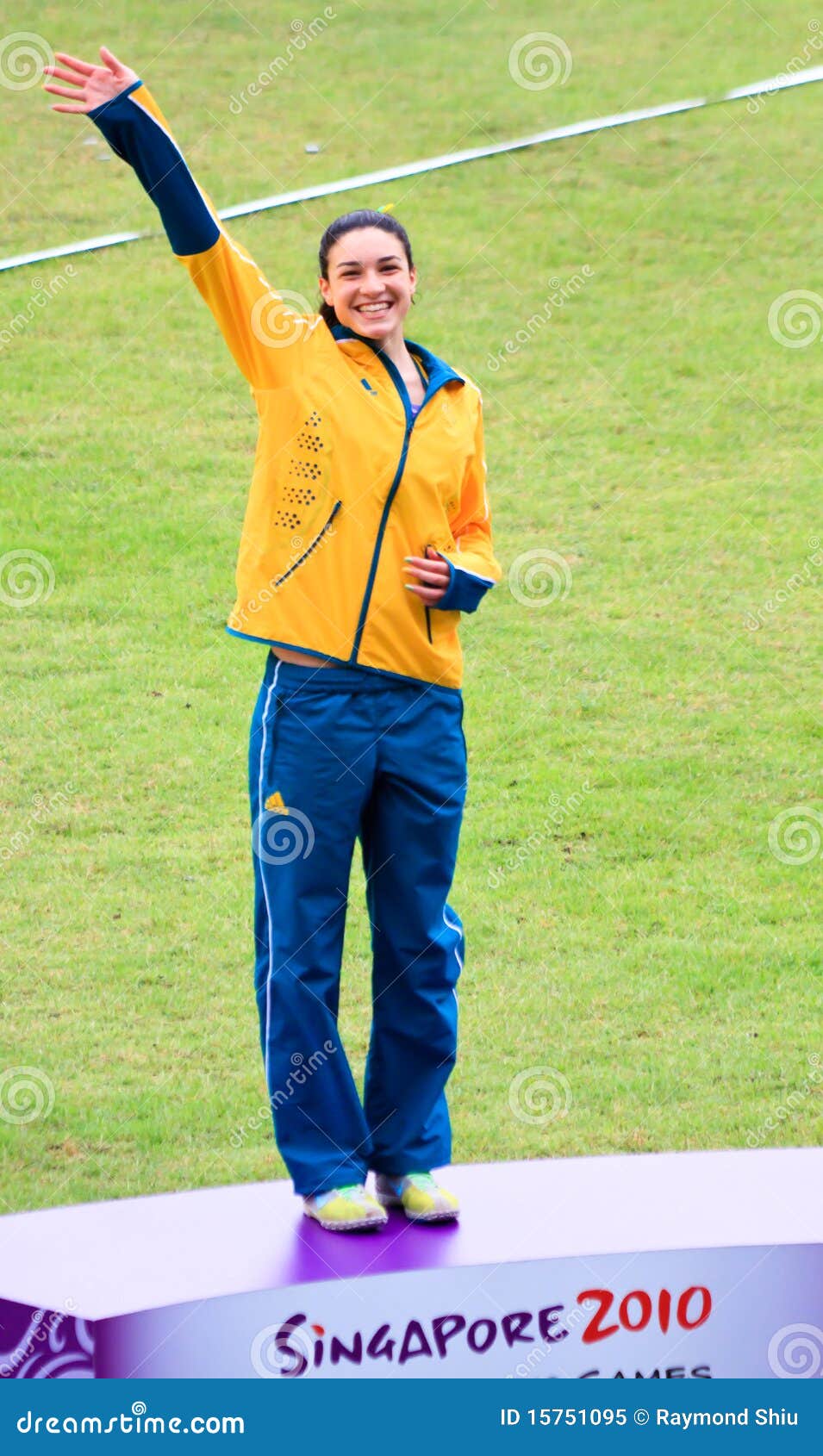 As meninas 2010 de Singapore dos Jogos Olímpicos da juventude (estádio de Bishan) 100m cerc o medalhista de prata, Michelle Jenneke de Austrália