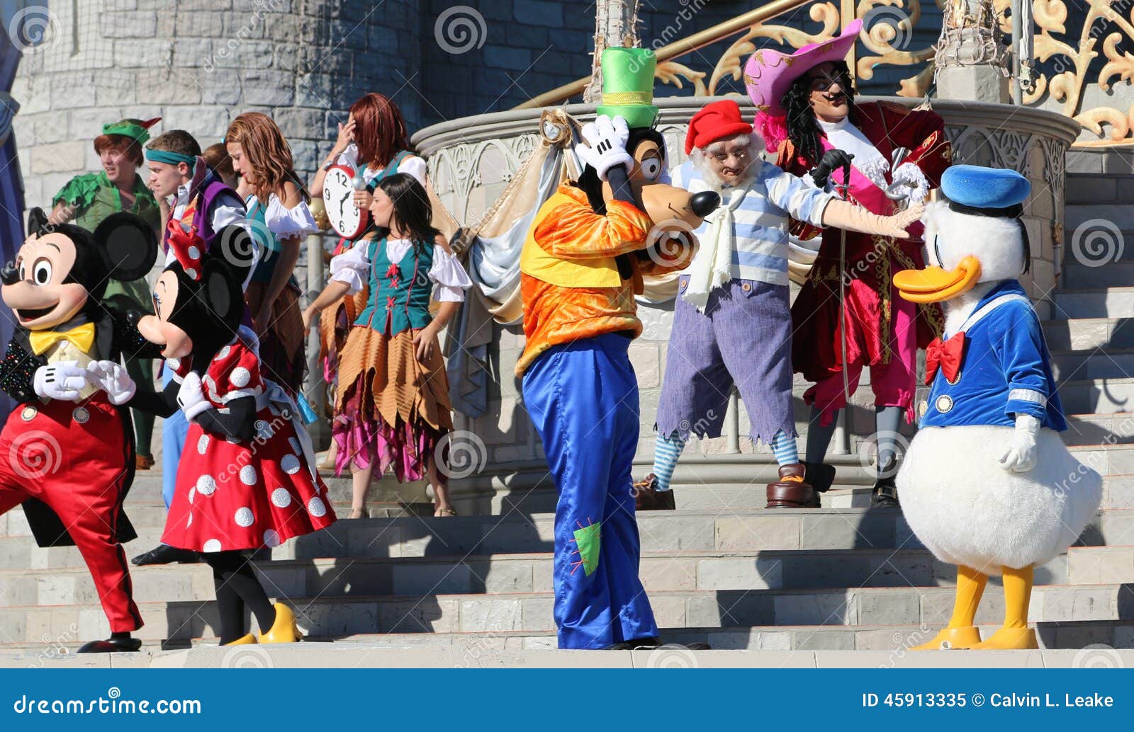 https://thumbs.dreamstime.com/z/mickey-minnie-goofy-donald-duck-disney-world-mouse-friends-give-very-entertaining-performance-stage-orlando-45913335.jpg