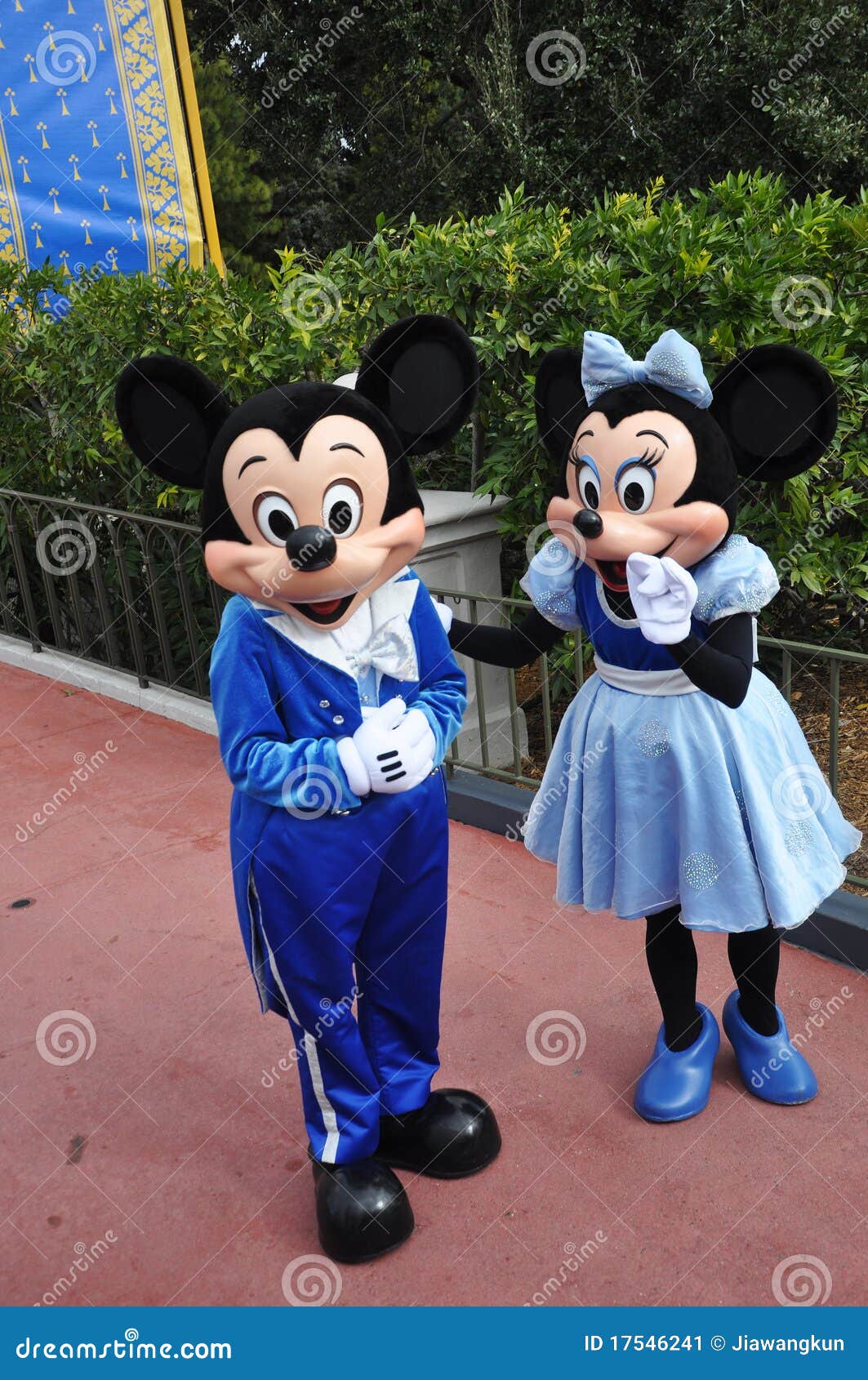 Mickey and Minnie Mouse in Disney World Editorial Photo - Image of ...