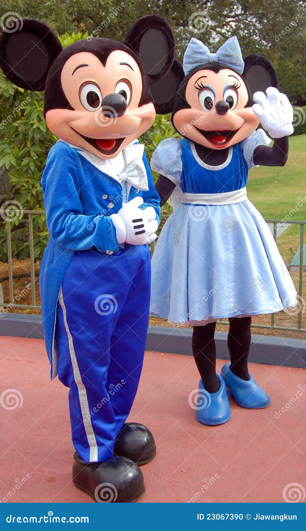 Mickey and Minnie Mouse in Disney World Editorial Image - Image of ...