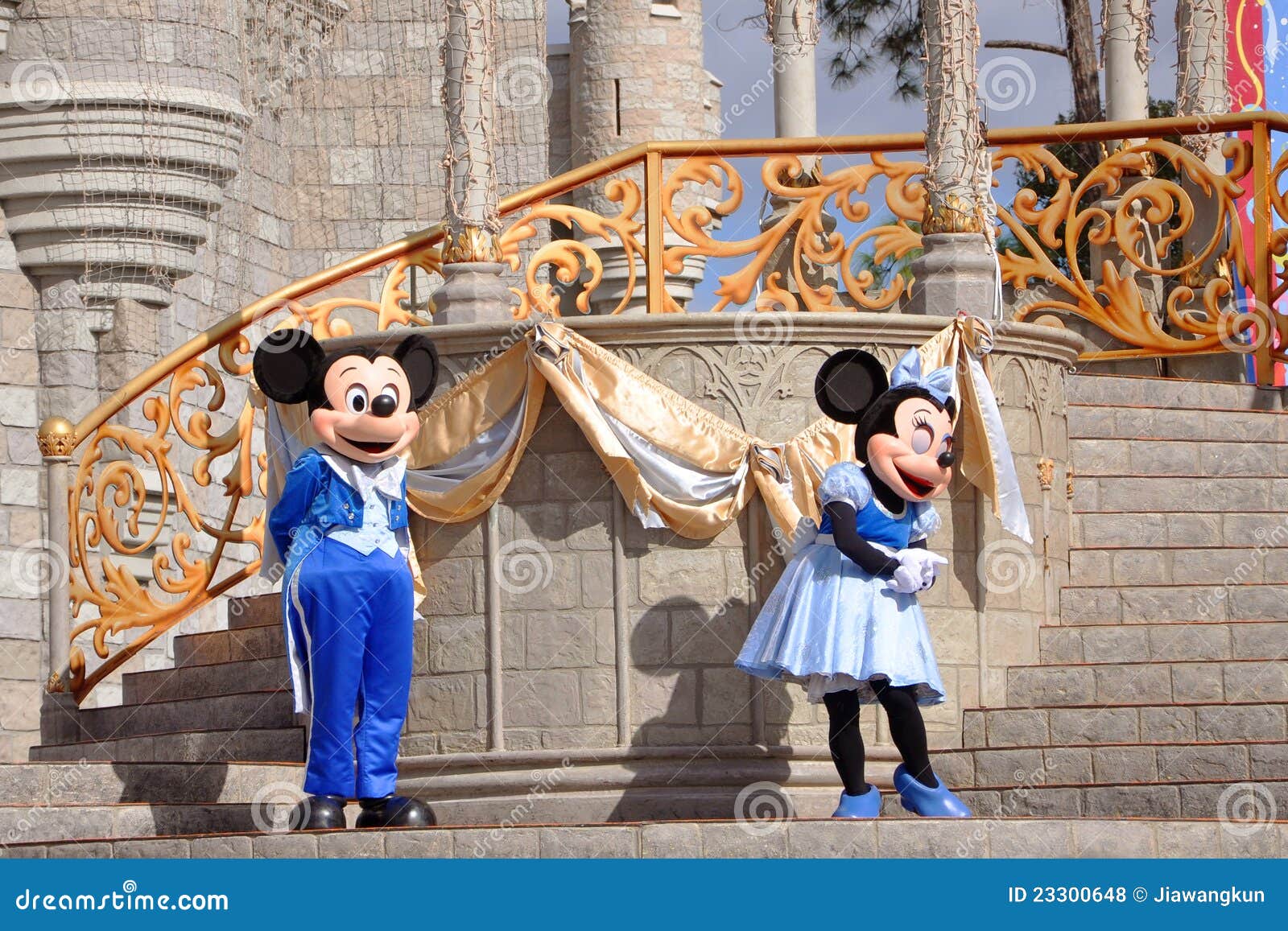 Mickey and Minnie Mouse in Disney World Editorial Stock Photo ...