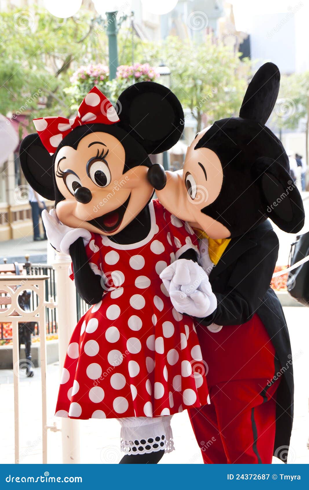 mickey minnie mouse kissing