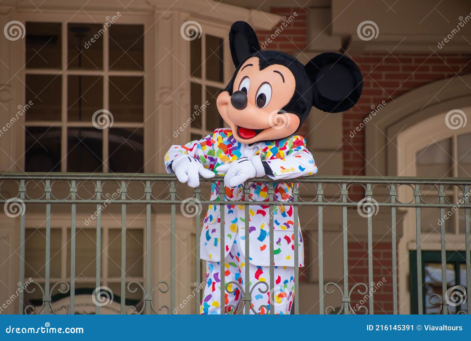 Pacer Aliado Refinar Mickey Mouse Saludando Desde El Balcón En Walt Disney World Railroad En  Magic Kingdom 344 Foto editorial - Imagen de desfile, socios: 216145391