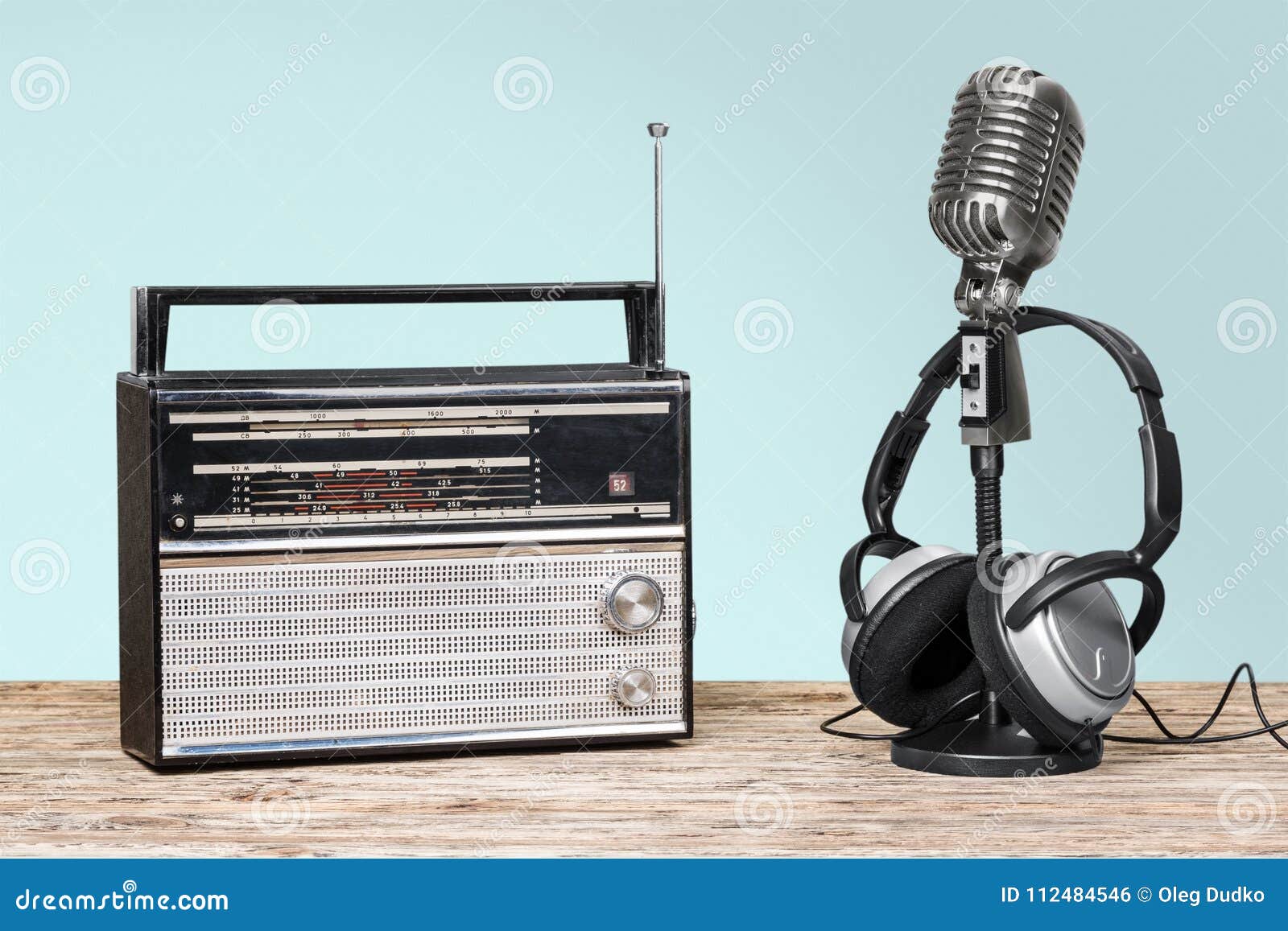 1.600+ Moderno Radio Y Auriculares Retro Fotografías de stock, fotos e  imágenes libres de derechos - iStock
