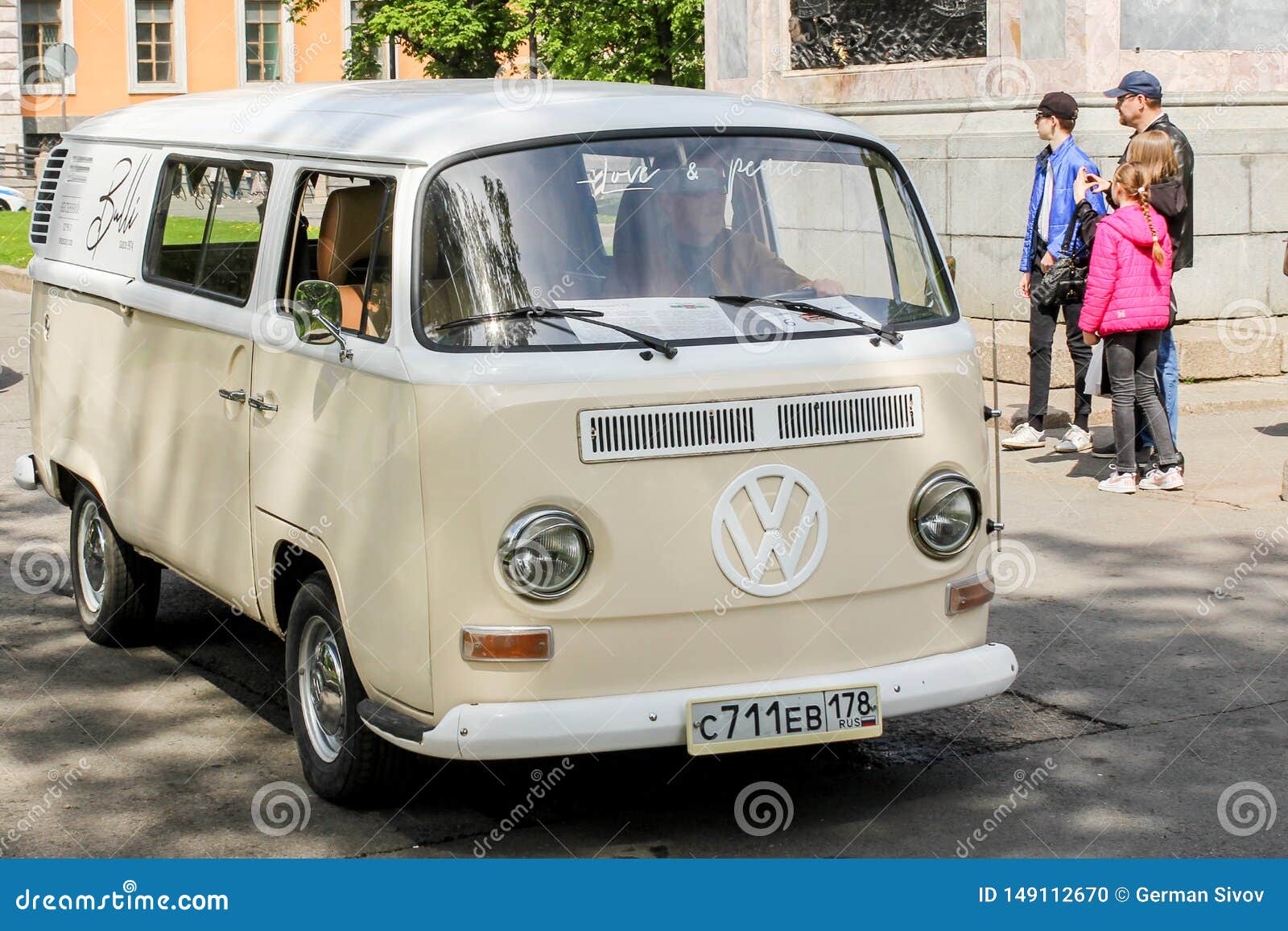 klink overschrijving Andere plaatsen Micro bus Volkswagen T 2 editorial image. Image of passenger - 149112670