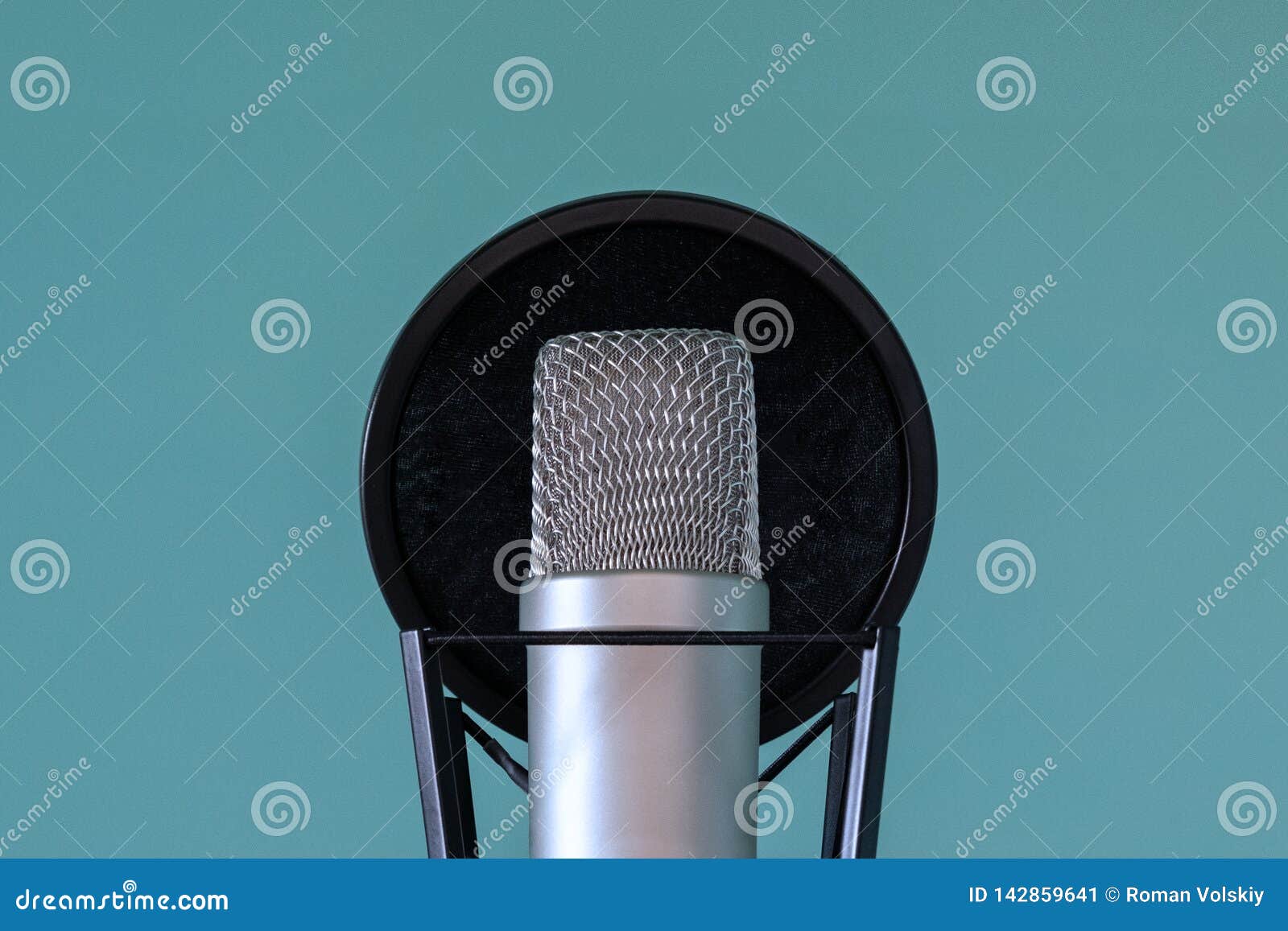 Microfone Profissional Do Estúdio Com Filtro E Amortecedor Do PNF Em Um  Fundo Azul O Conceito Do Som De Alta Qualidade E Imagem de Stock - Imagem  de entretenimento, microfone: 142859641