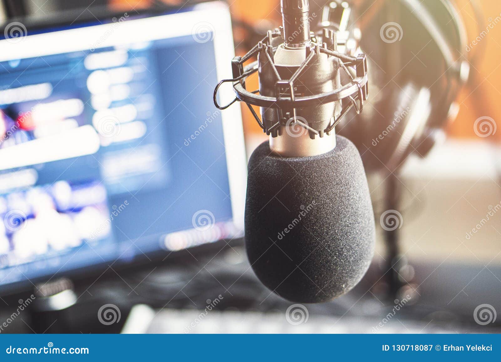 Microfono In Studio Radiofonico Immagine Stock Immagine Di Background Apparecchiatura