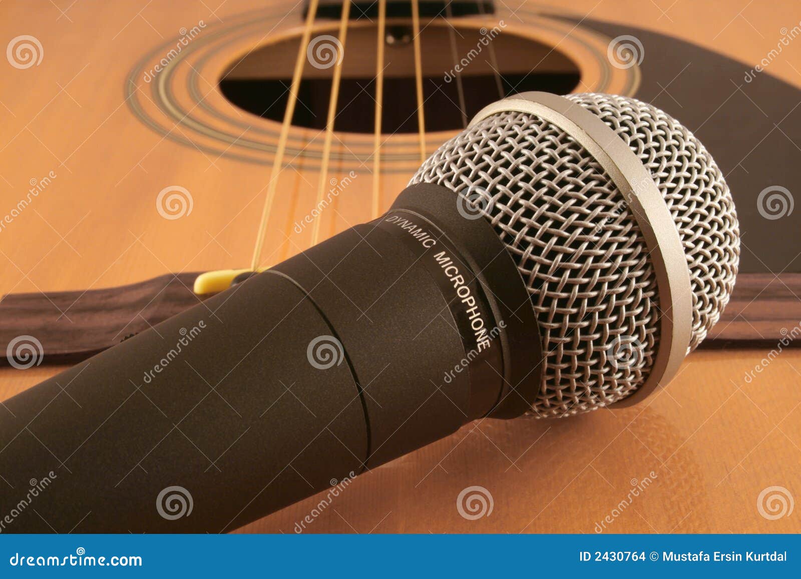Poging lus Kapper Microfoon en gitaar stock foto. Image of verslag, muziek - 2430764