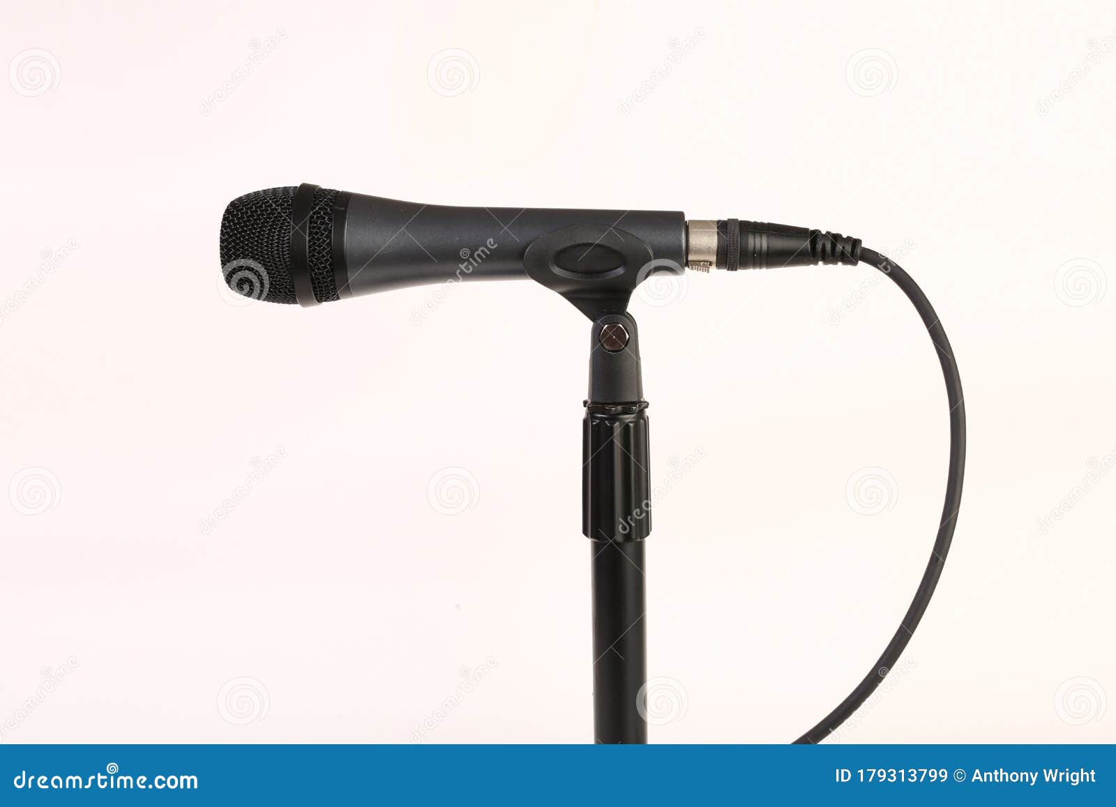 Microphone Avec Fil Sur Fond Blanc Image stock - Image du microphone,  entrevue: 179313799