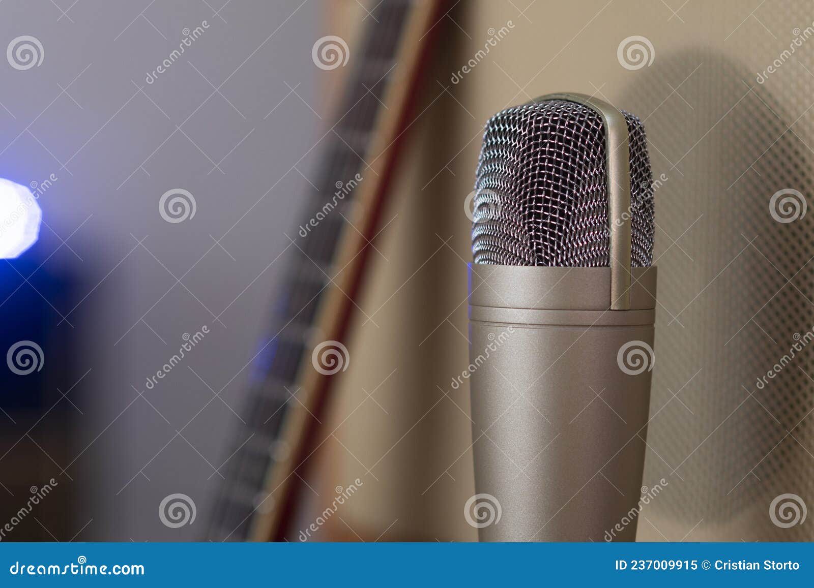 Microphone Condensateur or Devant Un Amplificateur Avec Guitare Et Lumière  Bleue En Arrière-plan Image stock - Image du espace, orateur: 237009915