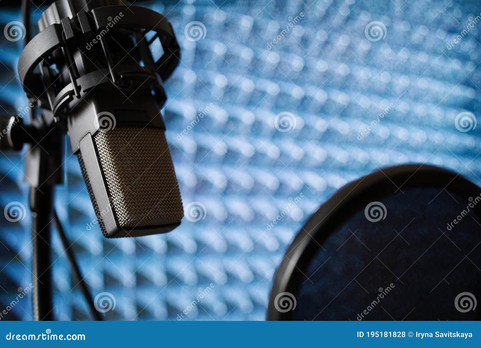 Microphone Dans Le Studio D'enregistrement Sur Le Fond De La