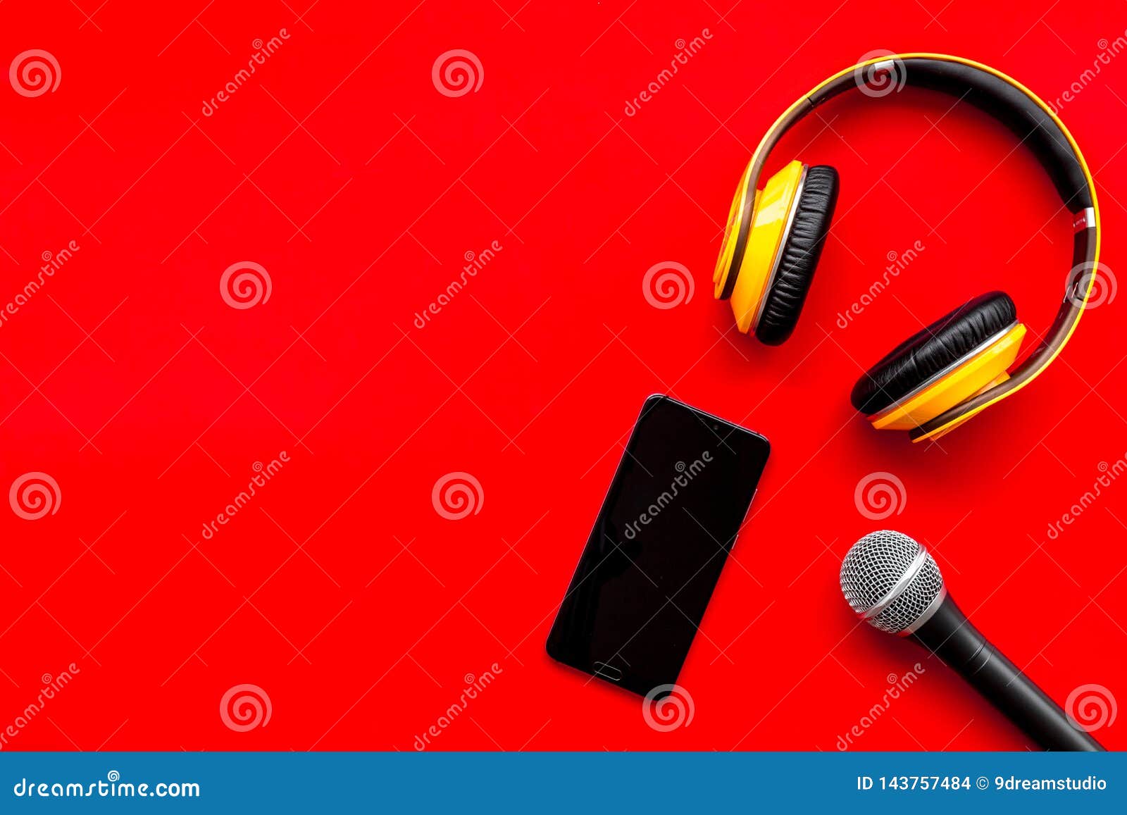 Download Microphone, Headphones, Mobile For Blogger, Journalist Or ...
