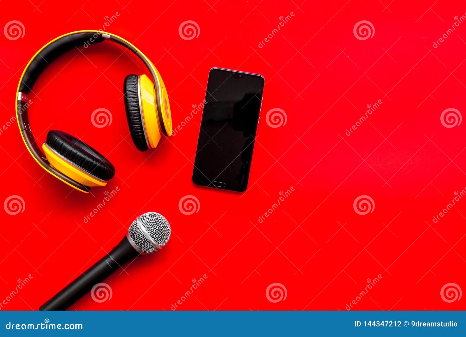 Download Microphone, Headphones, Mobile For Blogger, Journalist Or ...