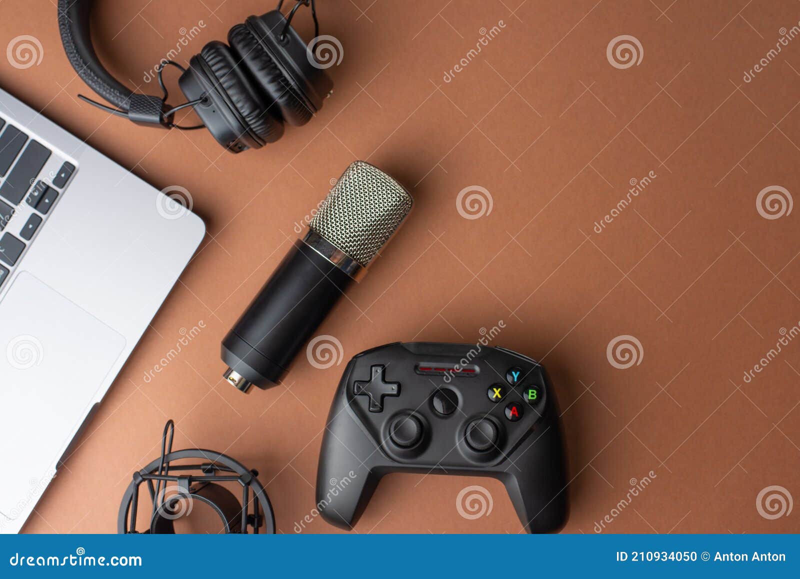 Banquete Muñeco de peluche Puerto Microphone and Headphones Studio Laptop and Camera Joystick or Gamepad on  the Background, Blogger, Stream, Gamer Playing Radio and Stock Photo -  Image of earphones, accessory: 210934050