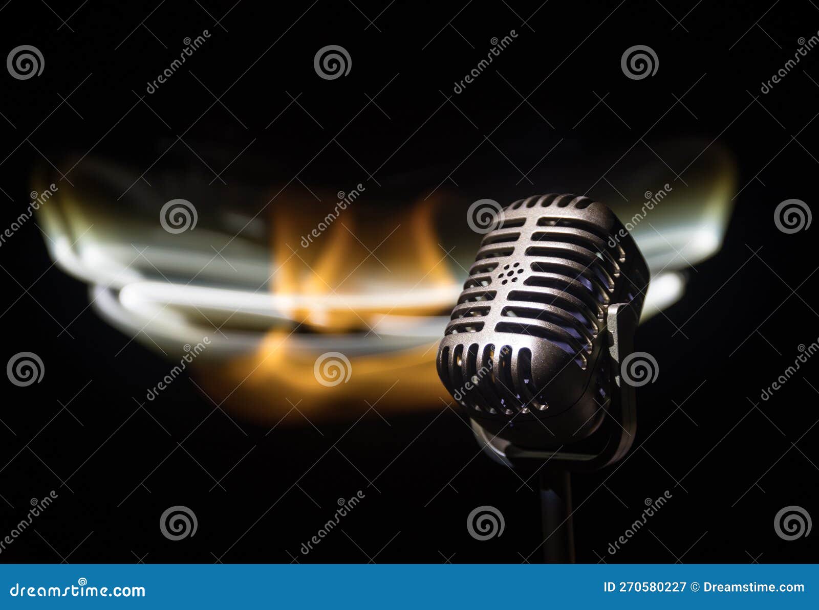 Microphone Pour Karaoké De Musique Sonore En Studio Audio Ou Scène.  Technologie Micro. équipement De Diffusion Vocale. Microphone Image stock -  Image du lumière, événement: 270580227