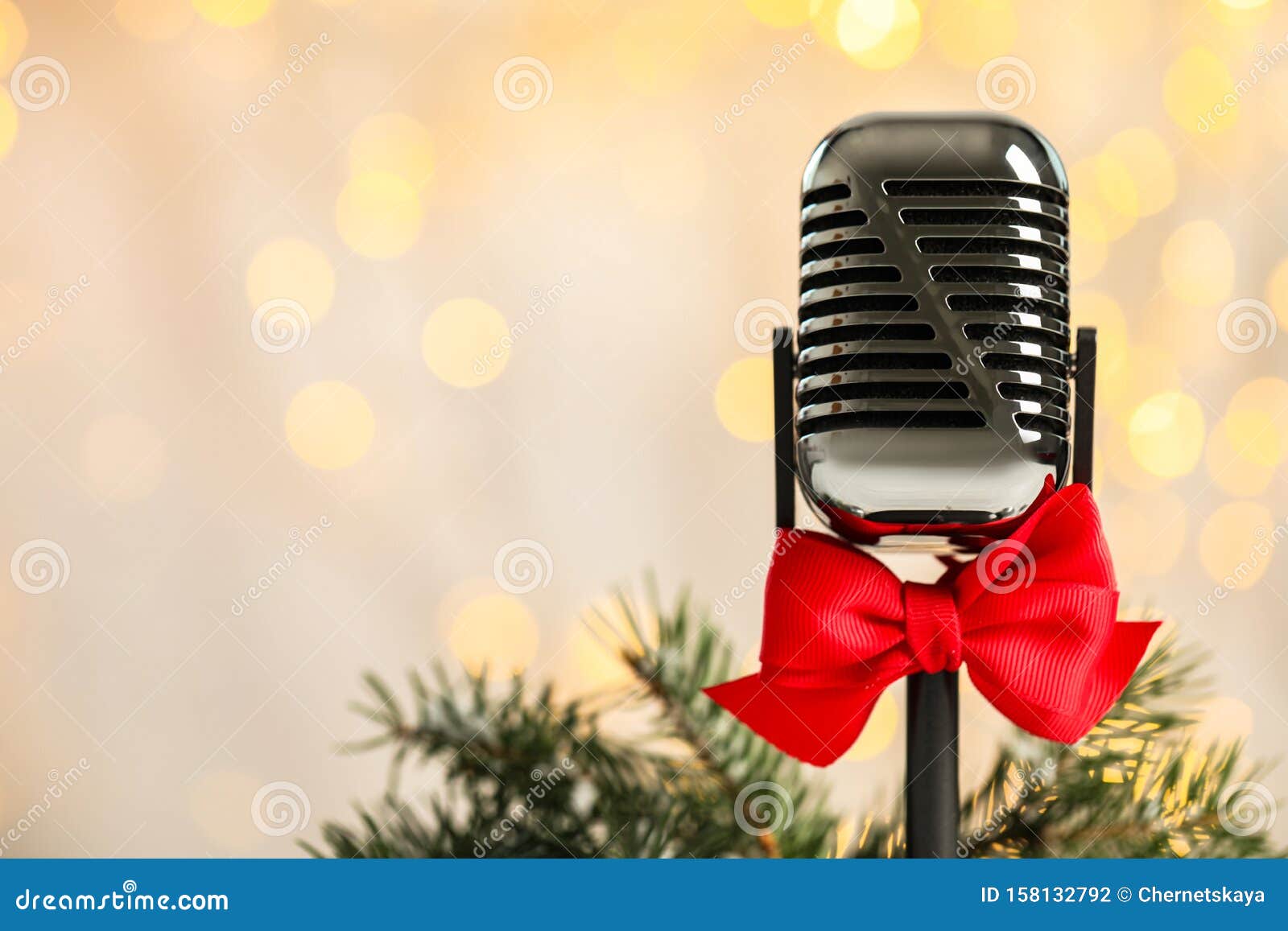 Microphone vàng và tuyết nhánh sẽ tạo nên một không khí Giáng sinh vô cùng lãng mạn và ấm áp cho bất kỳ buổi tiệc nào của bạn. Không chỉ là thiết bị âm thanh chuyên dụng mà còn là một sản phẩm trang trí đầy sáng tạo và ấn tượng.