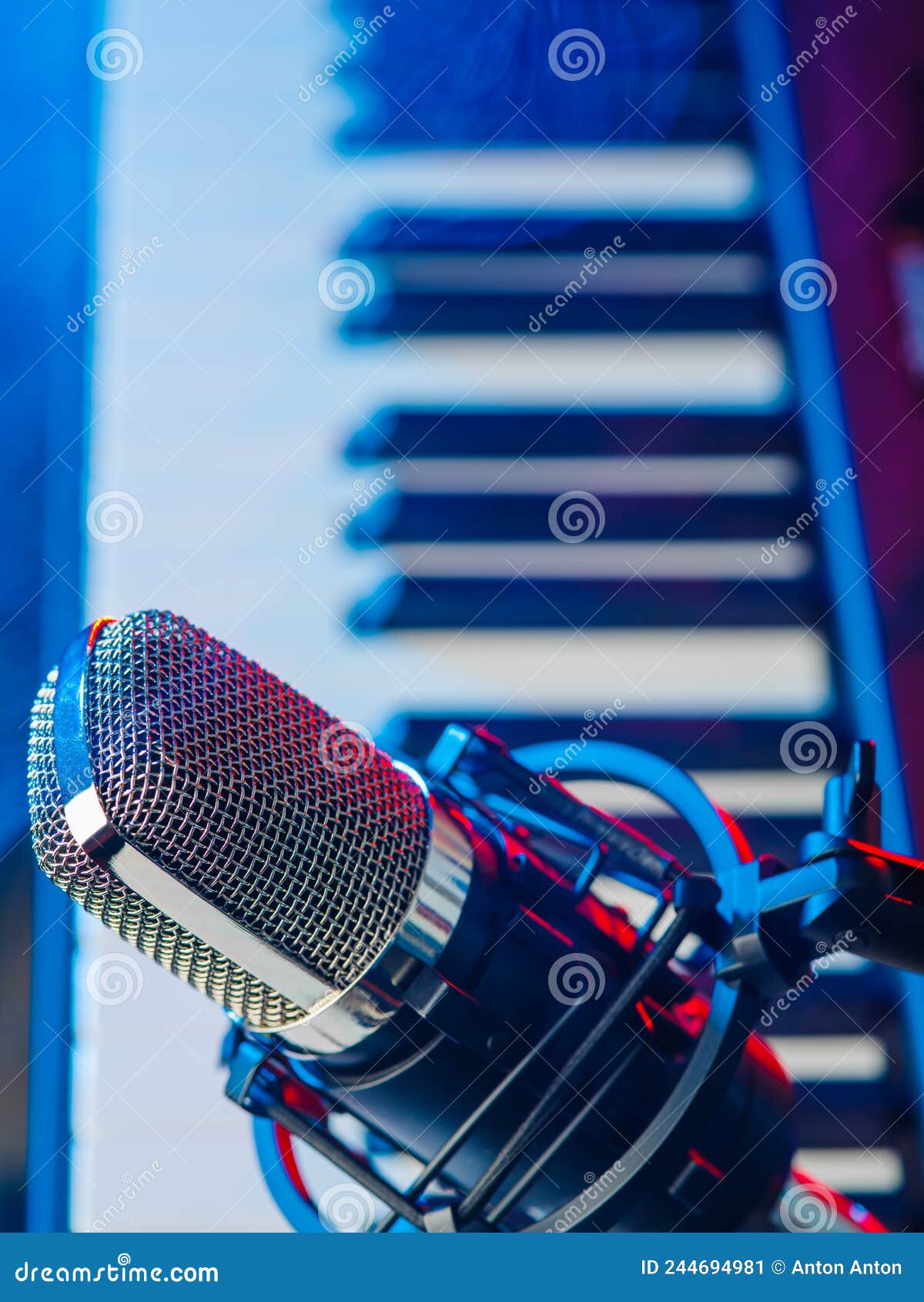Microphone Studio Professionnel En Arrière-plan D'un Synthétiseur De  Clavier Midi. Studio D'enregistrement De Musique Vocale. Il N Image stock -  Image du électronique, divertissement: 244694981