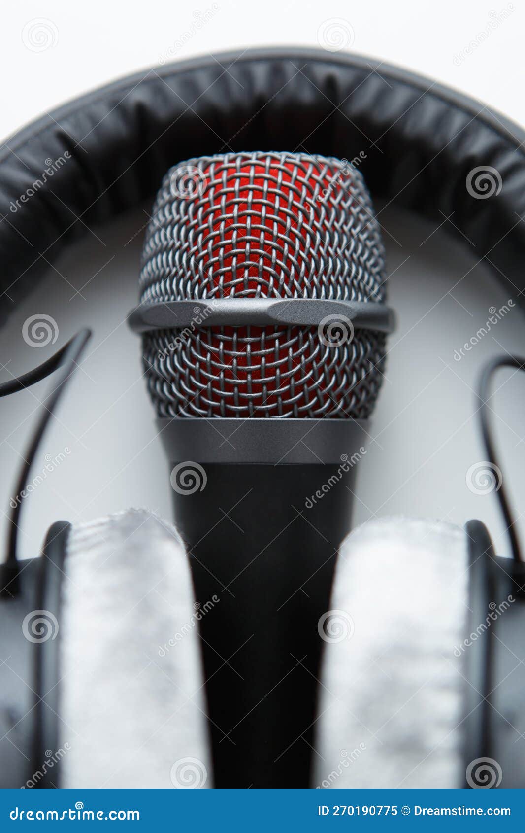 Microphone Vocal Et écouteurs Studio En Gros Plan. Voix D'enregistrement  Avec Micro Professionnel Image stock - Image du professionnel, studio:  270190775
