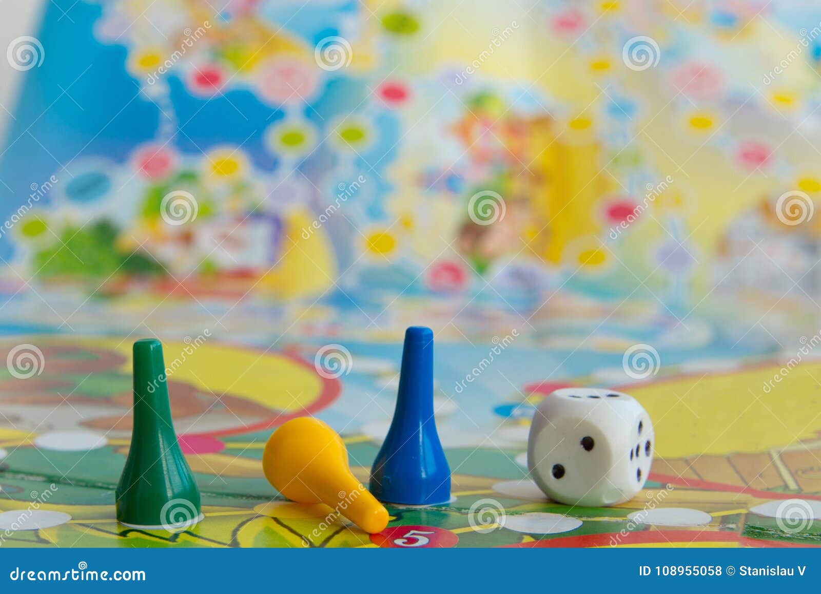 fichas parchis y dado verde Stock Photo