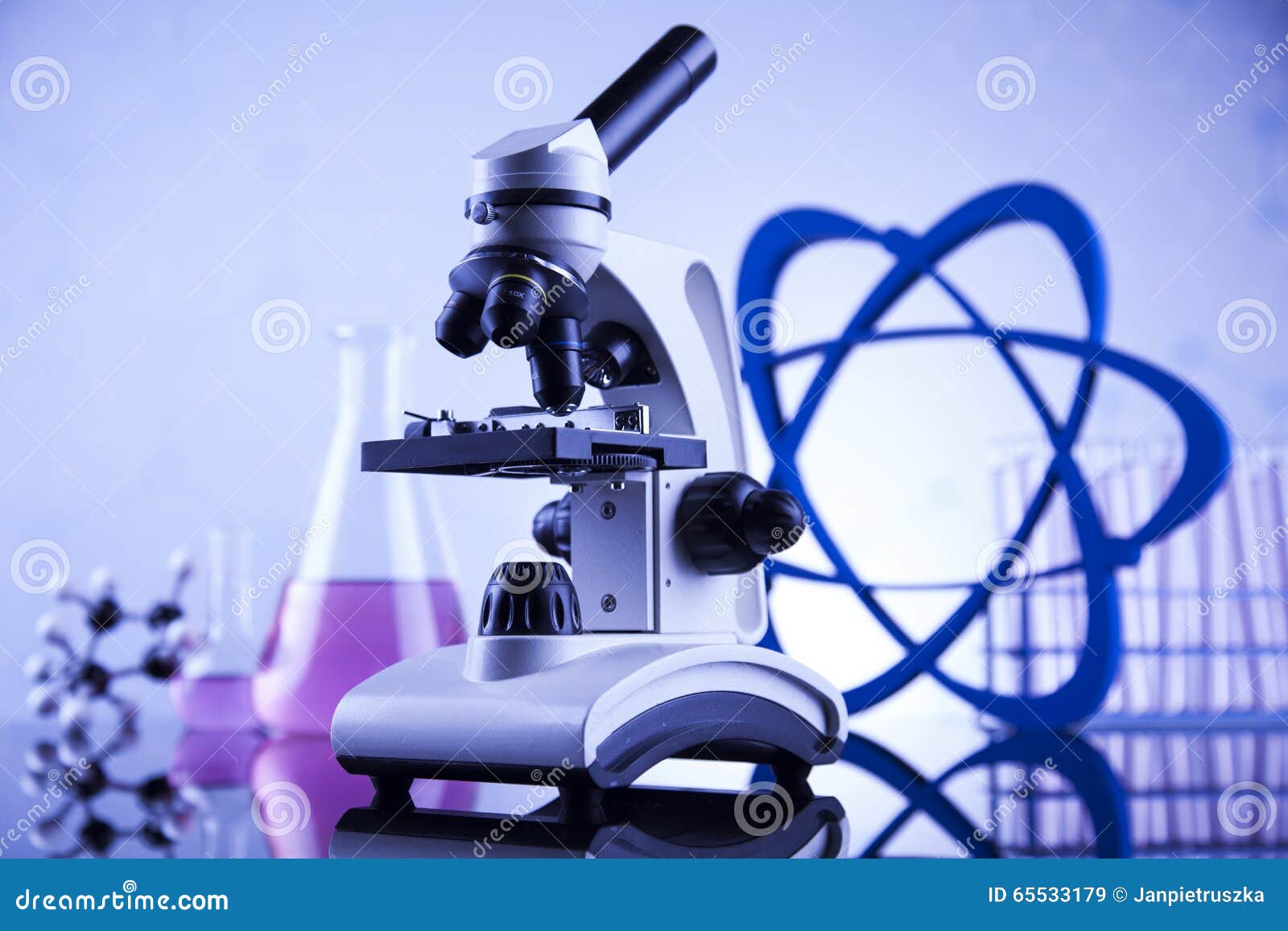 professionnel scientifique en utilisant microscope tandis que travail sur  médical recherche dans science laboratoire. 23012476 Photo de stock chez  Vecteezy