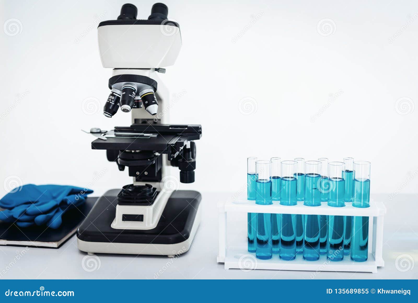 Microscope De Laboratoire De Scientifique De Chercheur De Soins De Santé Et  De Médecine Avec Des Outils D'équipement De Laboratoi Image stock - Image  du hôpital, était: 135689855