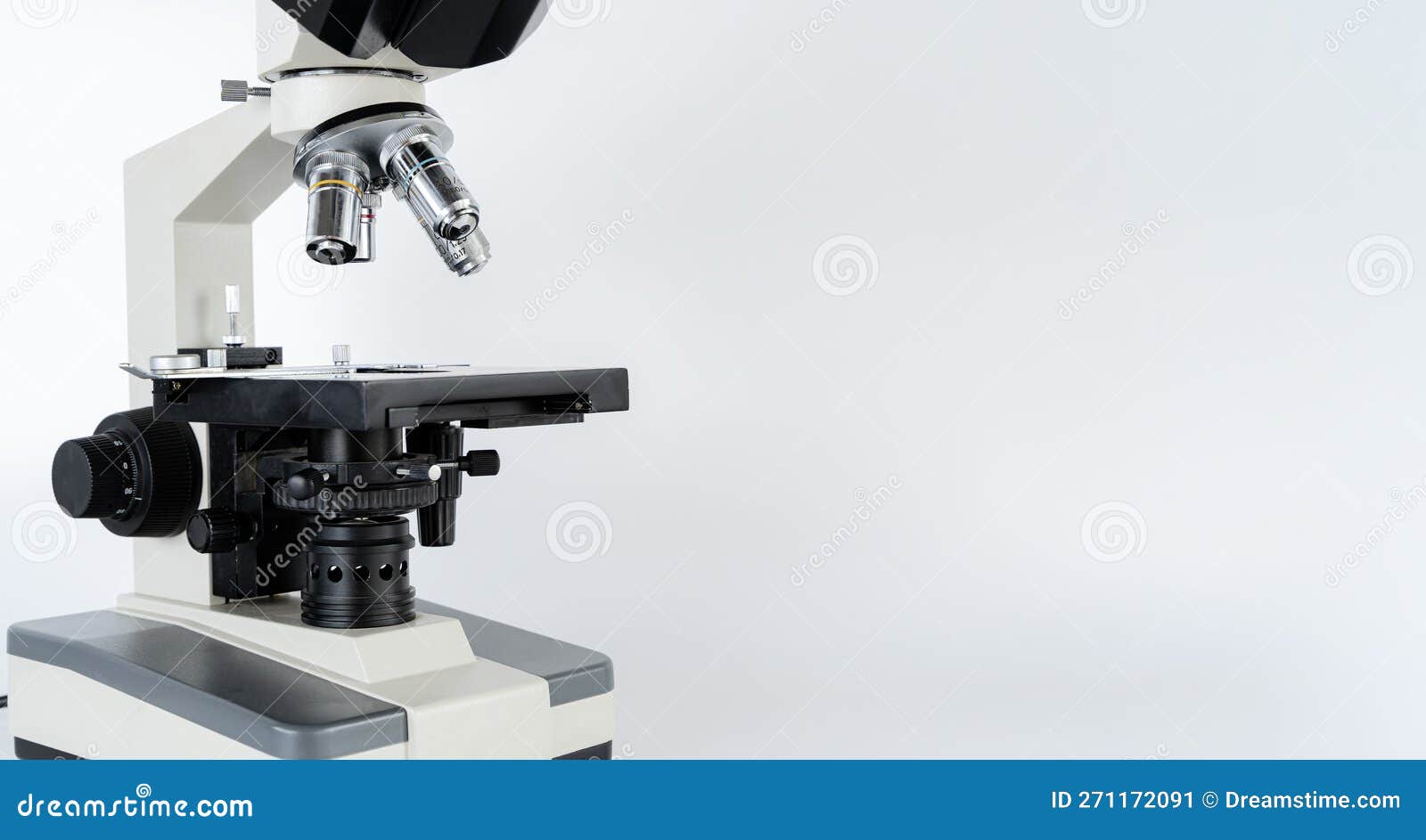 Microscope Optique En Métal Noir Avec Vue Latérale De La Boîte De Pétri  Isolé En Arrière-plan Image stock - Image du lentille, grippe: 271172091