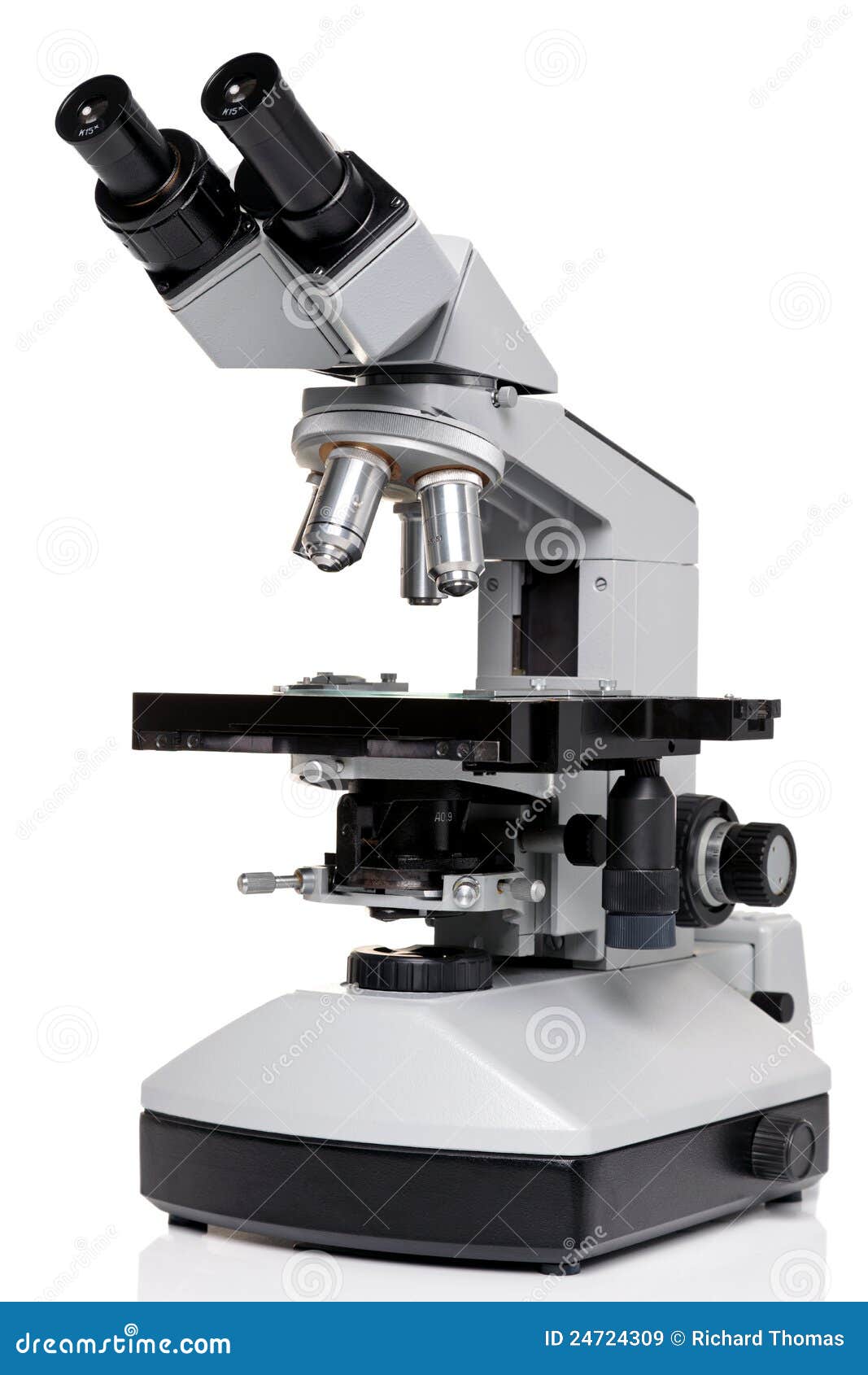 Microscopio Del Laboratorio Aislado En Blanco Imagen de archivo - Imagen de  ocular, blanco: 24724309