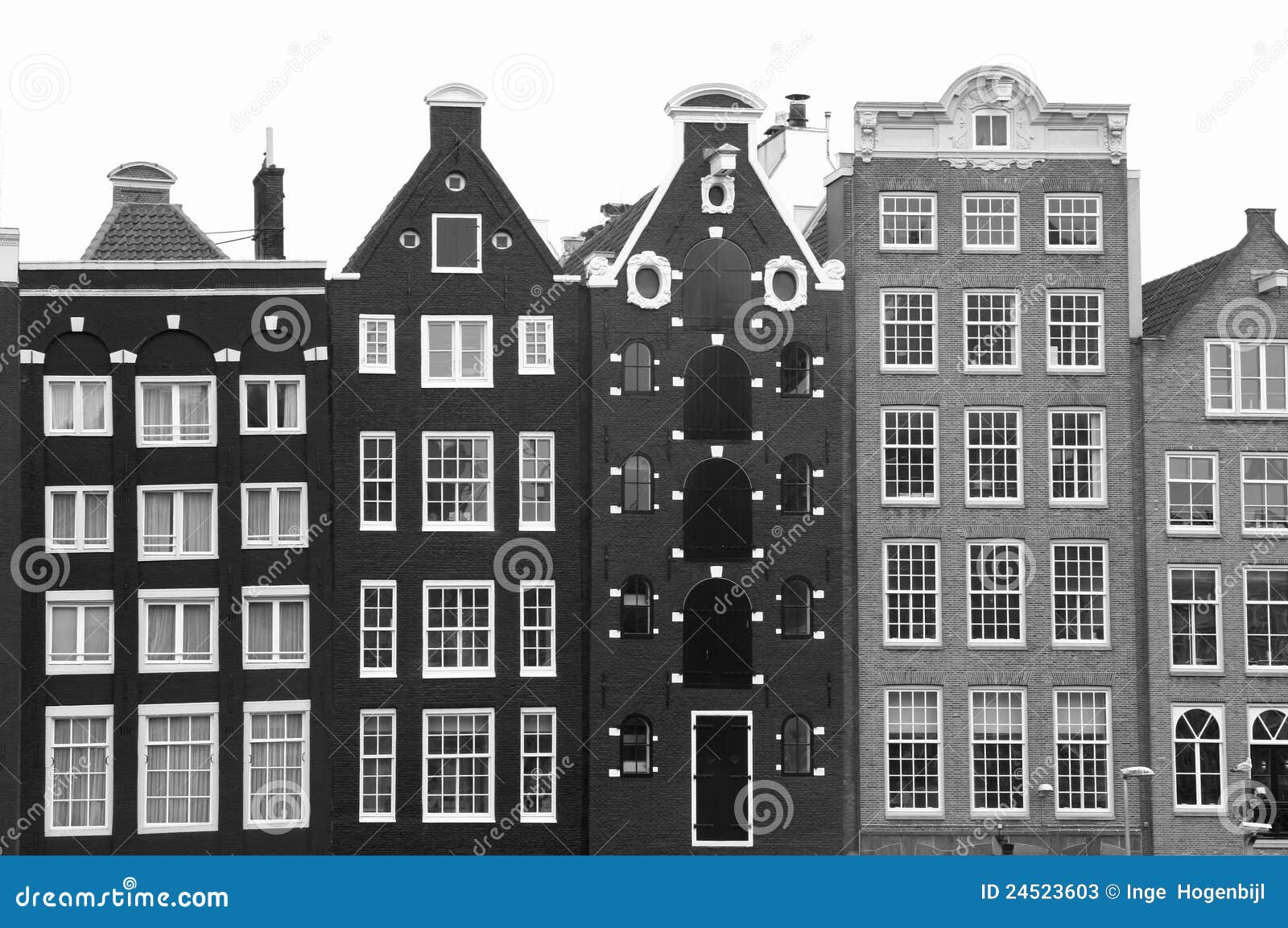 Middeleeuwse kanaalhuizen in amsterdam in zwart wit stock foto's ...