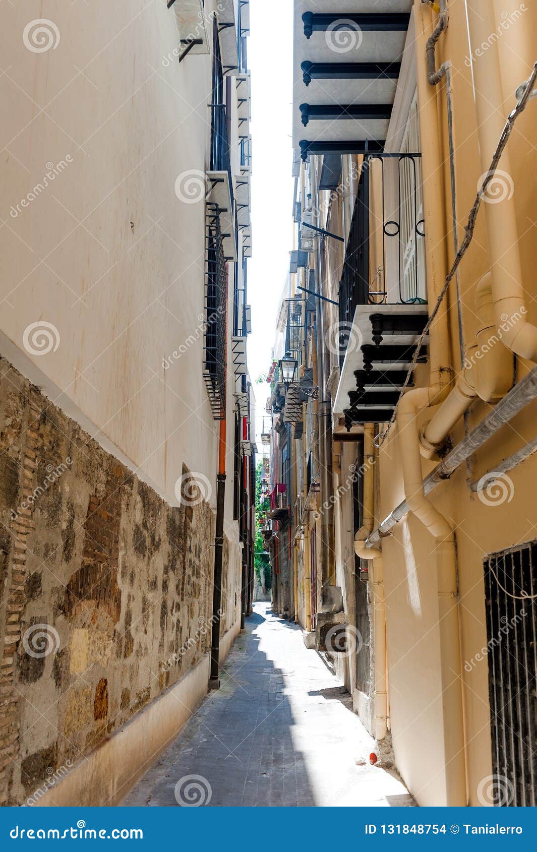 Middeleeuwse Straat in Het Oude Deel Van Palermo Stock Foto - Image of ...